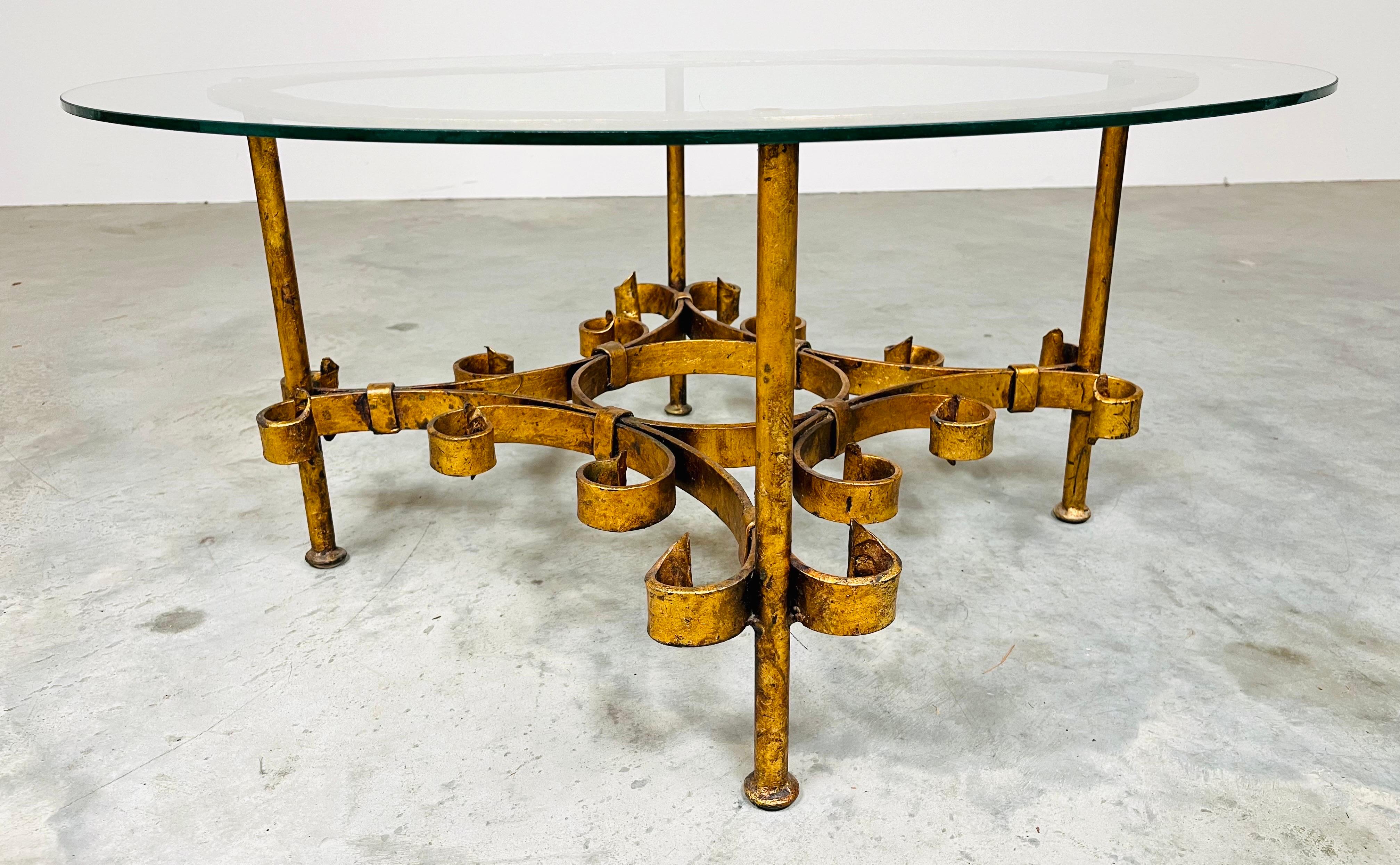 Espagnol Table basse/table à queue de cheval en fer doré à la manière de Gilbert Poillerat en vente