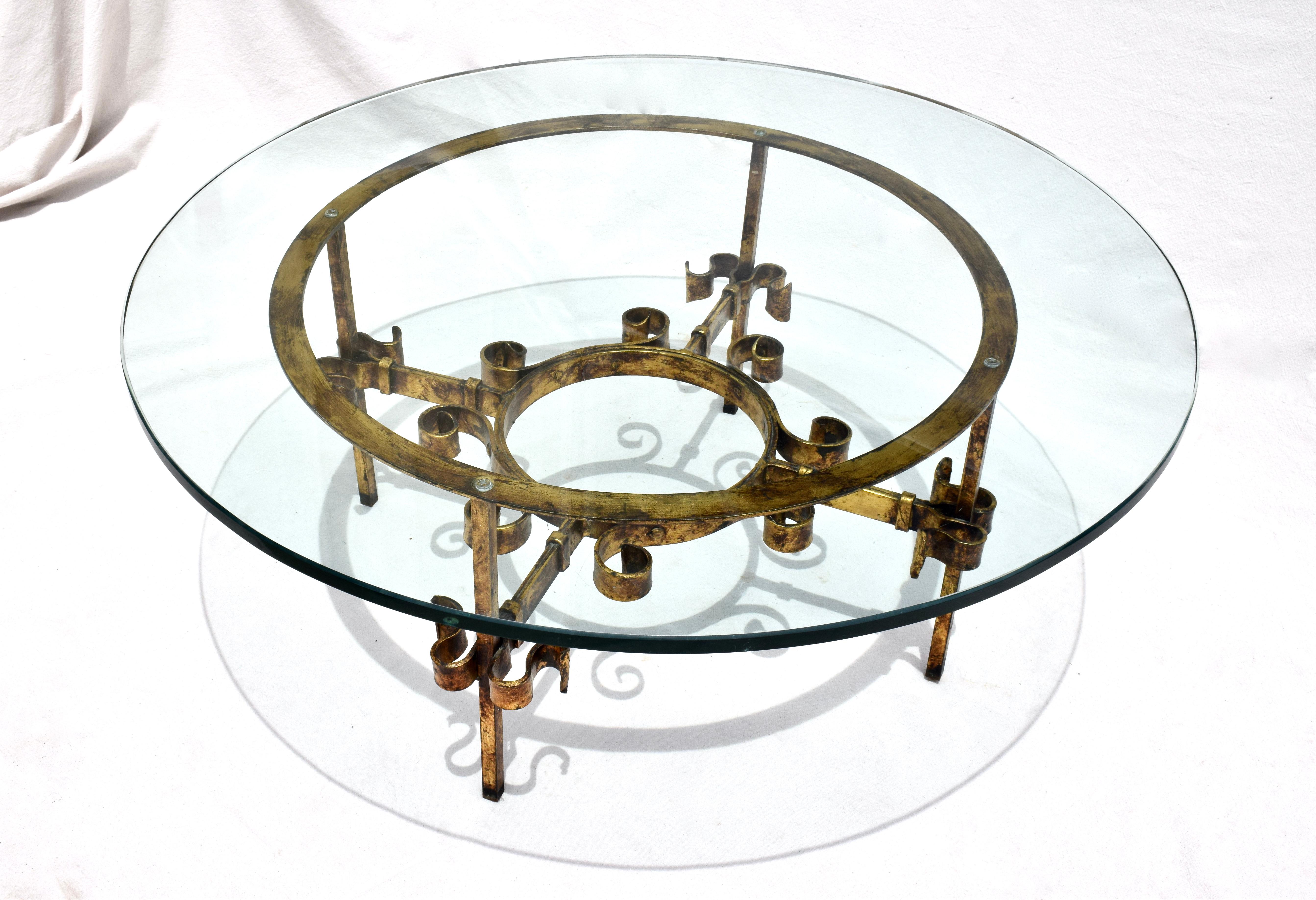 Espagnol Table basse/table à queue de cheval en fer doré à la manière de Gilbert Poillerat en vente