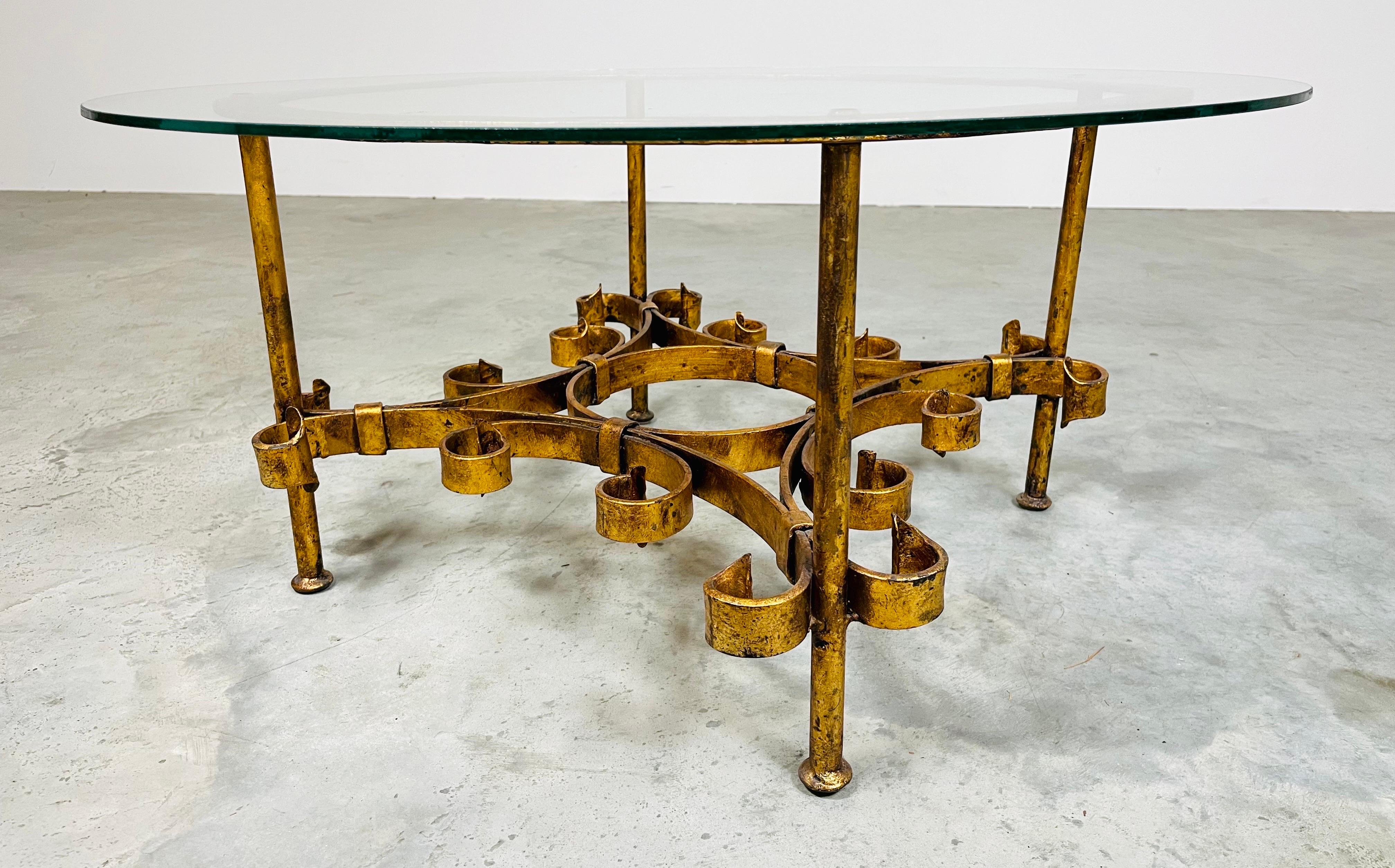 Forgé Table basse/table à queue de cheval en fer doré à la manière de Gilbert Poillerat en vente