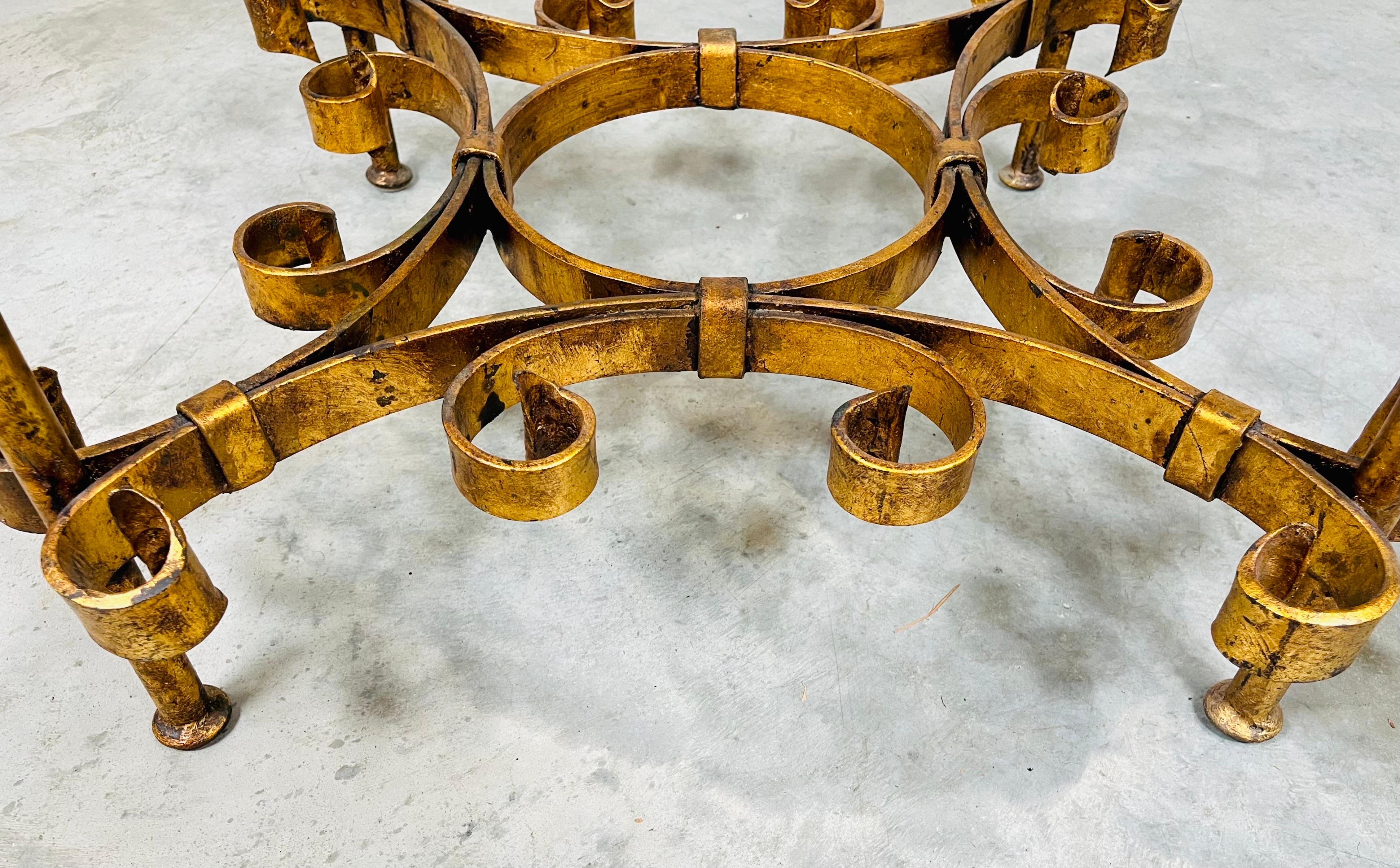 Table basse/table à queue de cheval en fer doré à la manière de Gilbert Poillerat Excellent état - En vente à Southampton, NJ