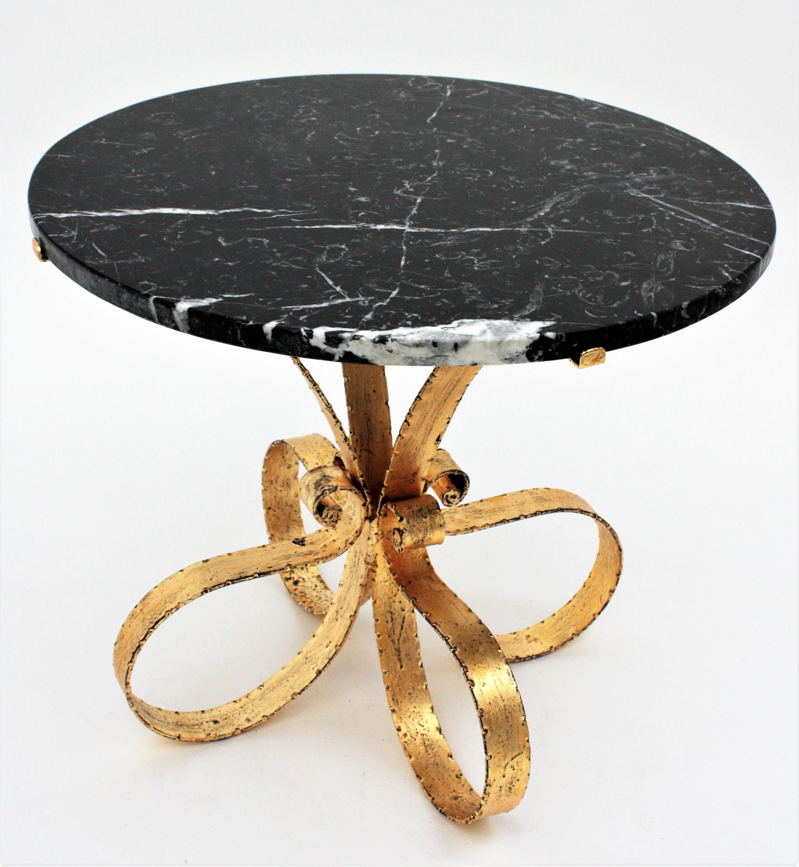 Round Coffee Table with Loop Base, Black Marble and Gilt Iron For Sale 2