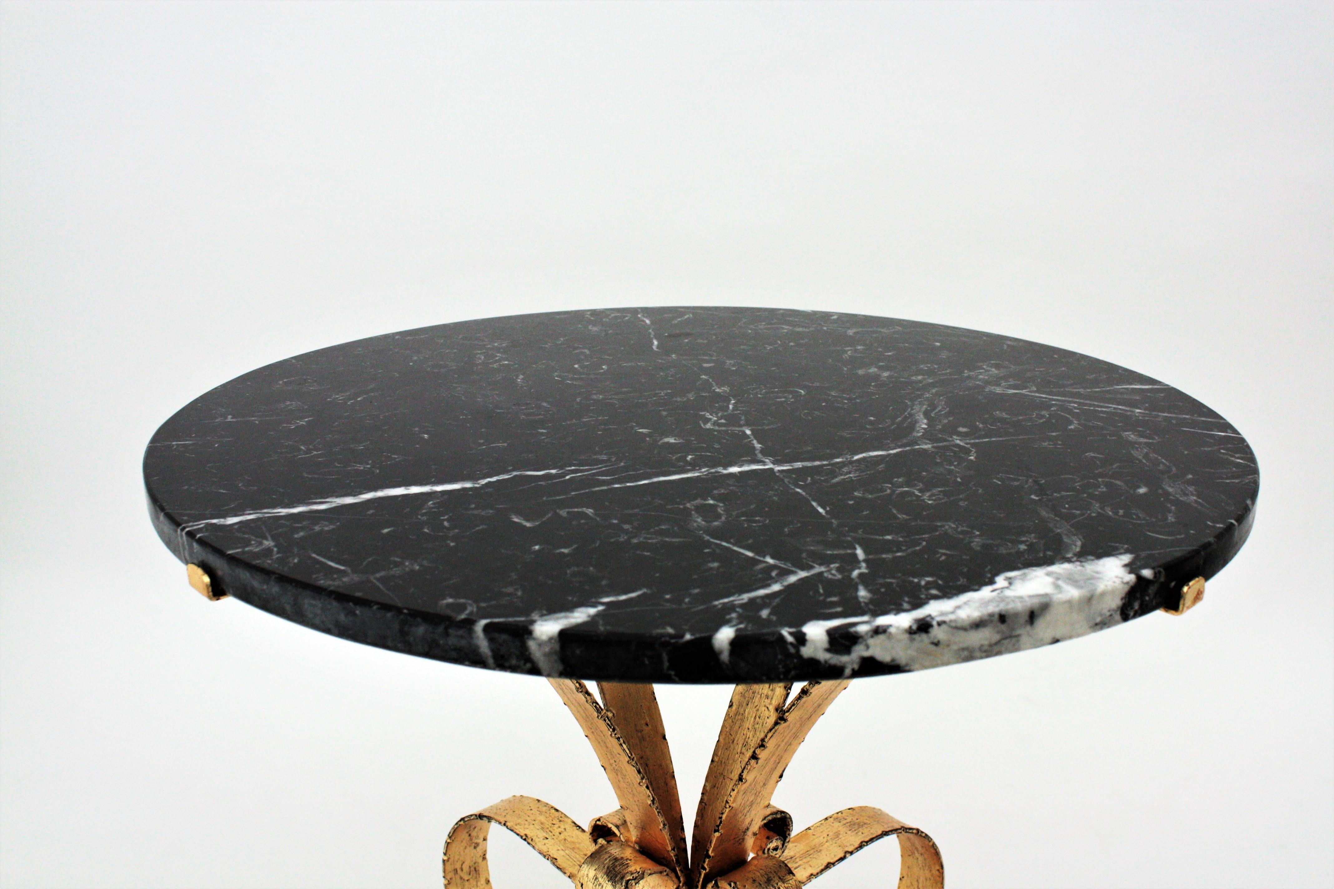 Mid-Century Modern Table basse ronde avec base Looping, marbre noir et fer doré en vente