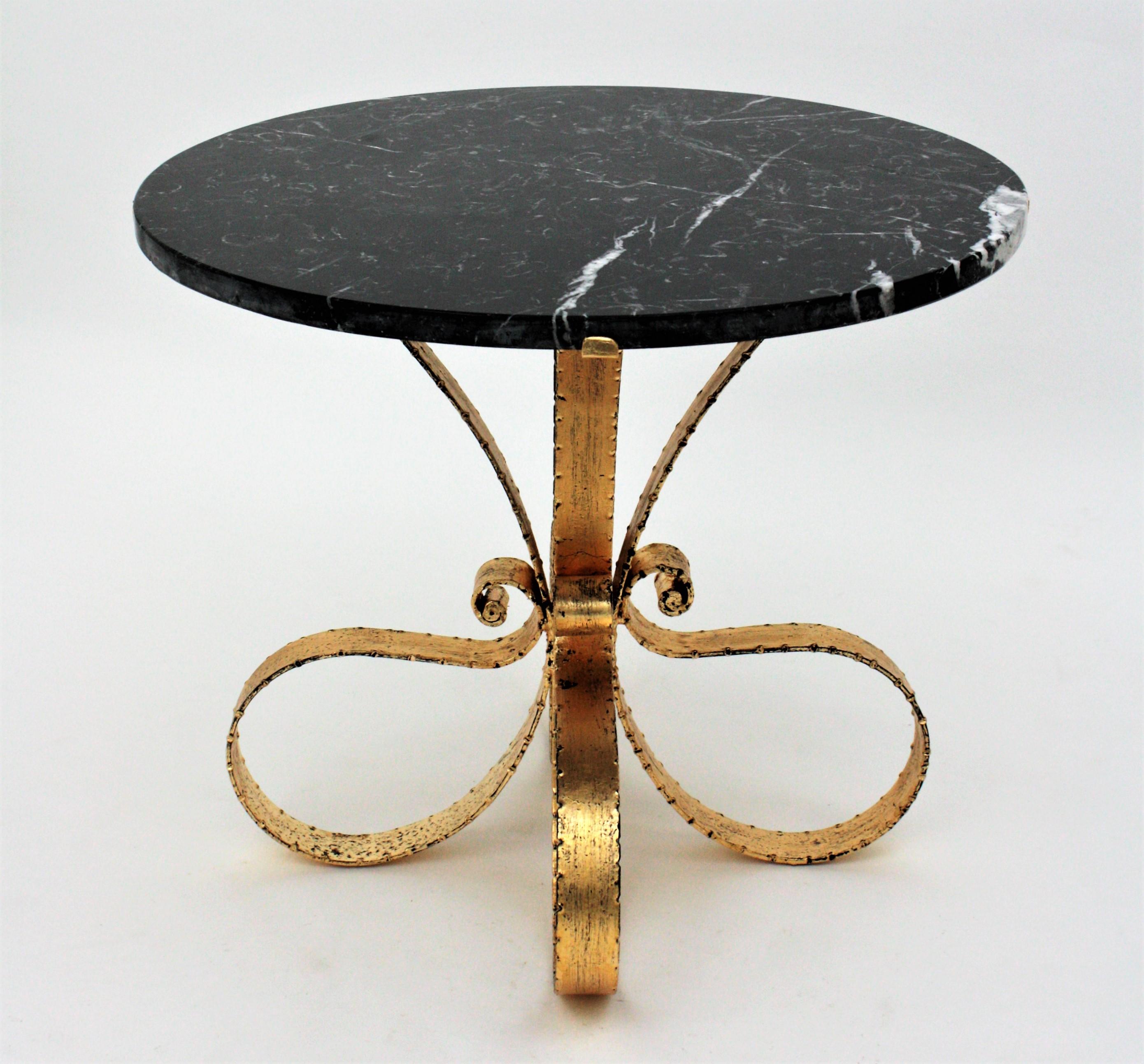 Table basse ronde avec base Looping, marbre noir et fer doré Bon état - En vente à Barcelona, ES