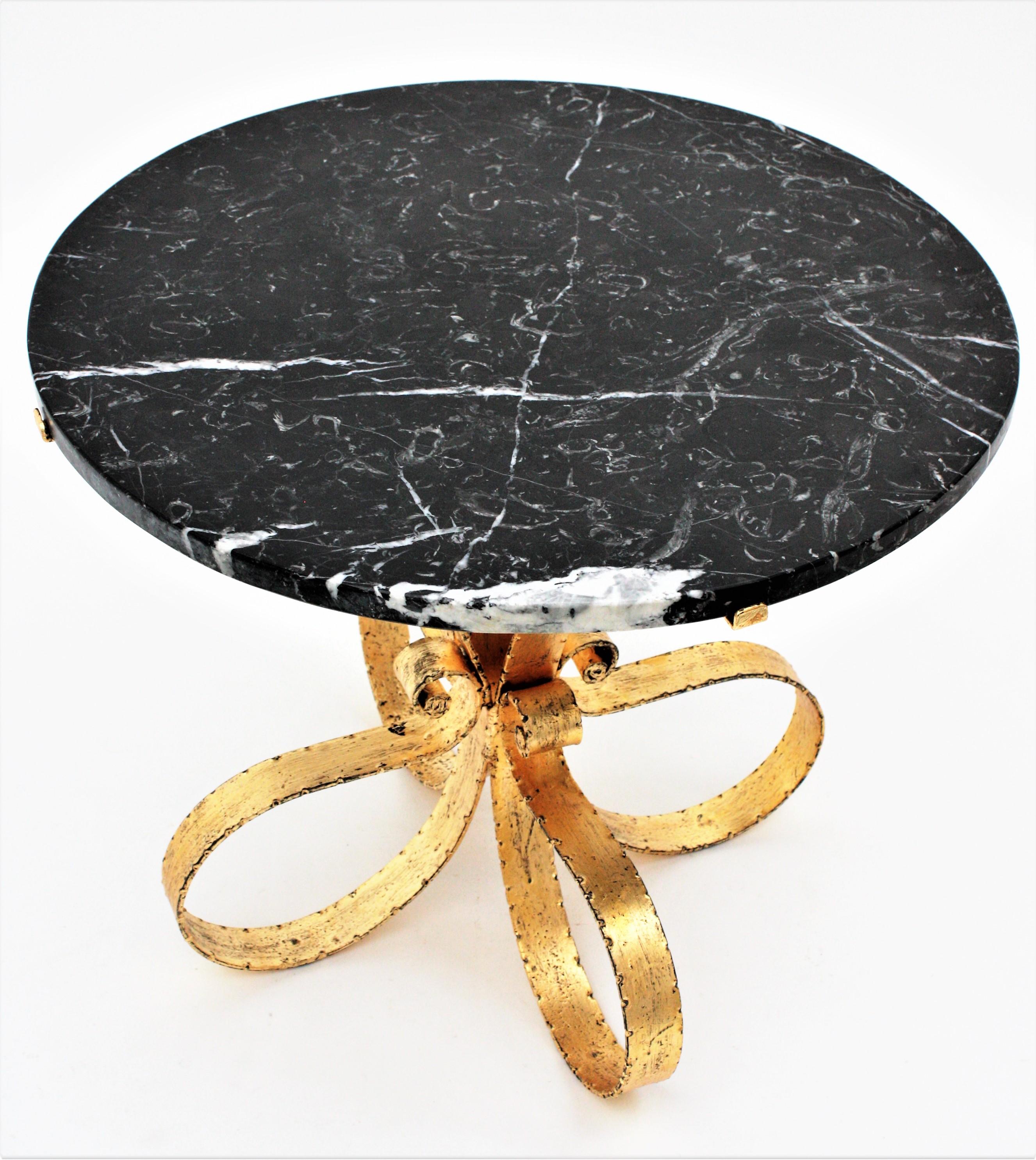 20ième siècle Table basse ronde avec base Looping, marbre noir et fer doré en vente