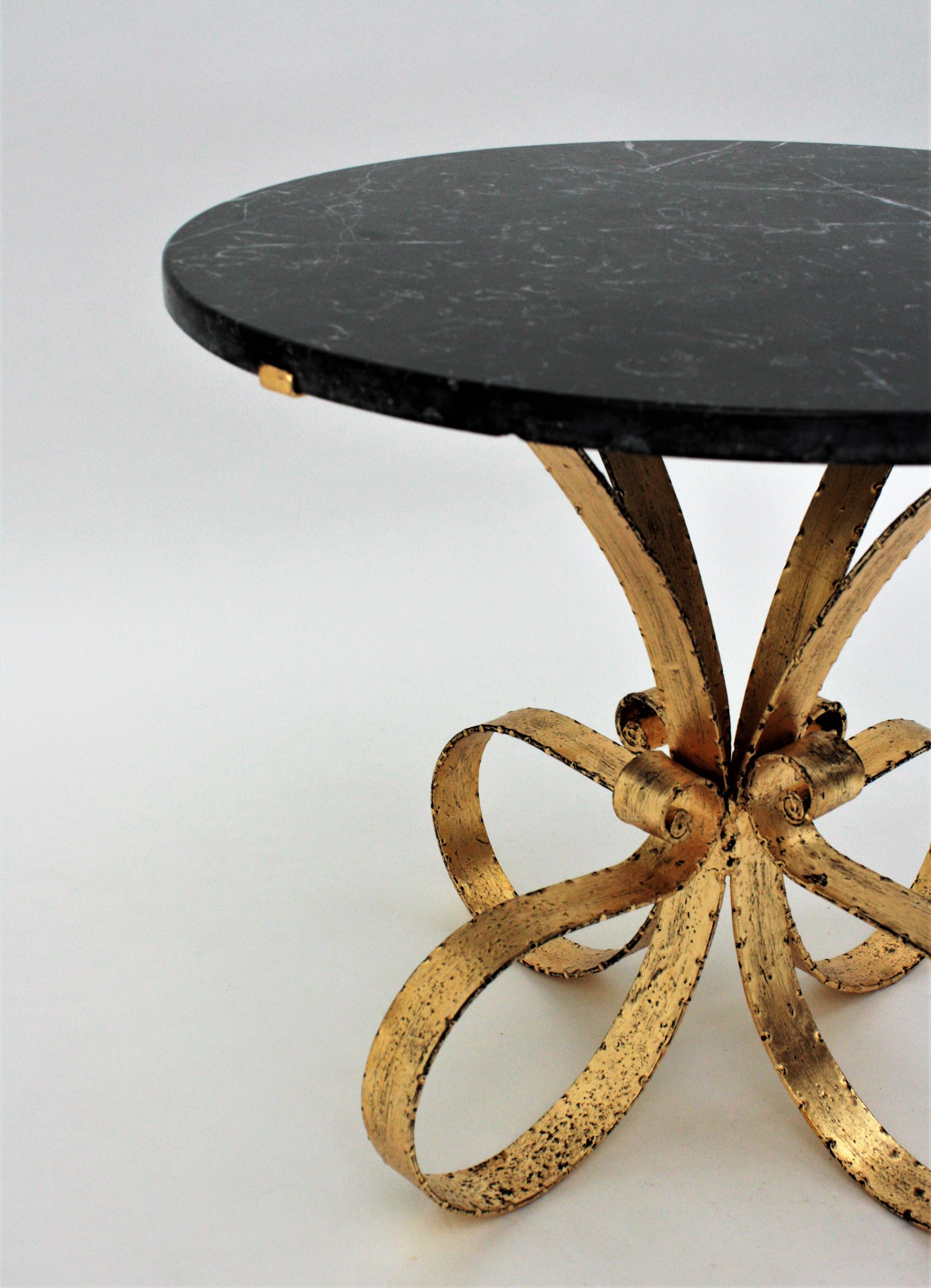 Fer forgé Table basse ronde avec base Looping, marbre noir et fer doré en vente