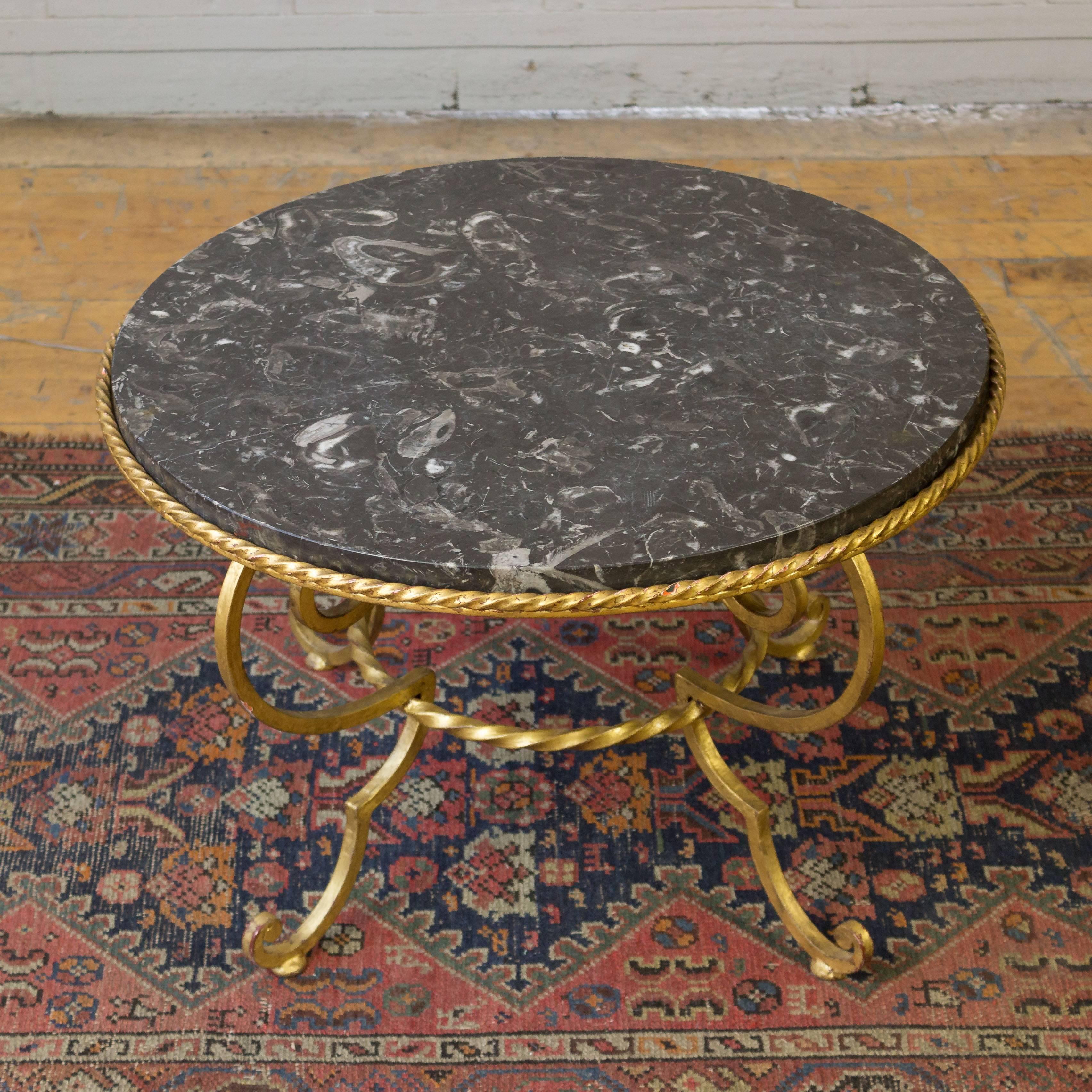 Neoclassico Tavolino in ferro dorato con marmo grigio in vendita