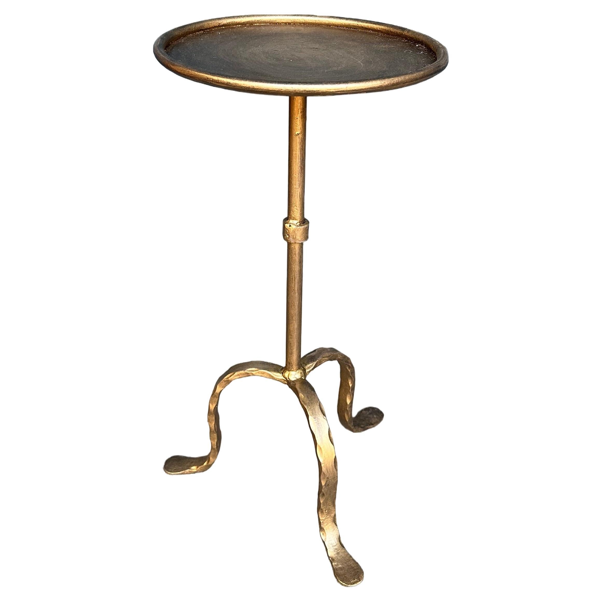 Table à boissons en fer doré sur base tripode