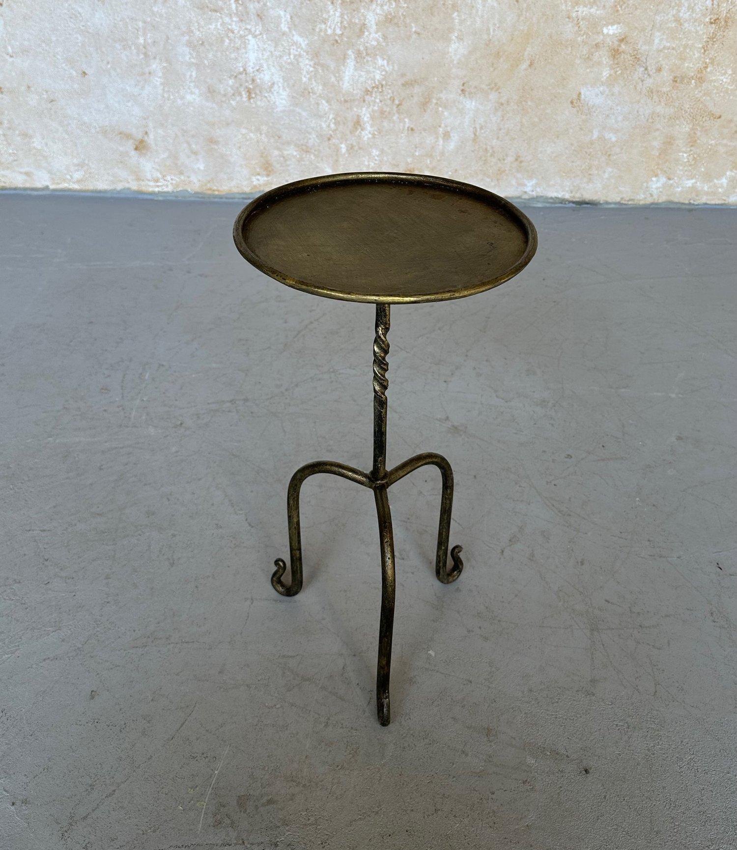 Dieser charmante spanische Getränketisch wurde von erfahrenen europäischen Kunsthandwerkern in traditioneller Eisenverarbeitungstechnik hergestellt. Er besitzt einen elegant gedrehten zentralen Stiel auf einem dreibeinigen Sockel mit sanft
