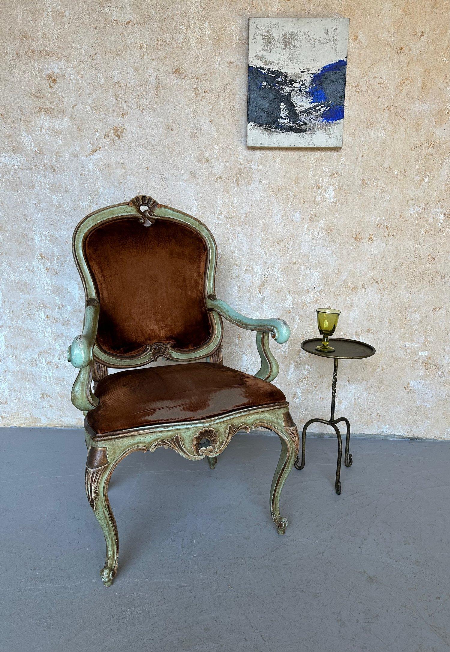Vergoldeter Getränketisch aus Eisen auf einem erhöhten und geschwungenen Dreibein-Sockel (Art nouveau) im Angebot