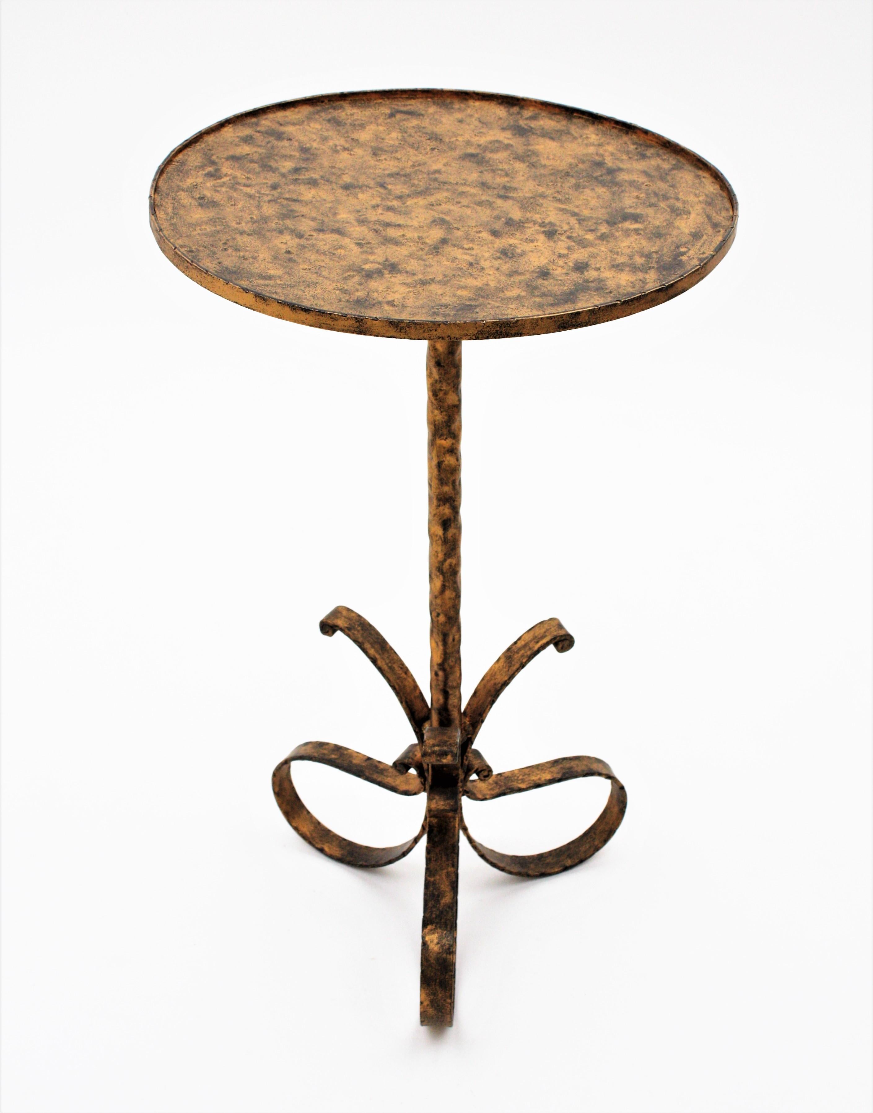 Table à boissons / table d'appoint en fer doré avec base tripode à boucle en vente 3