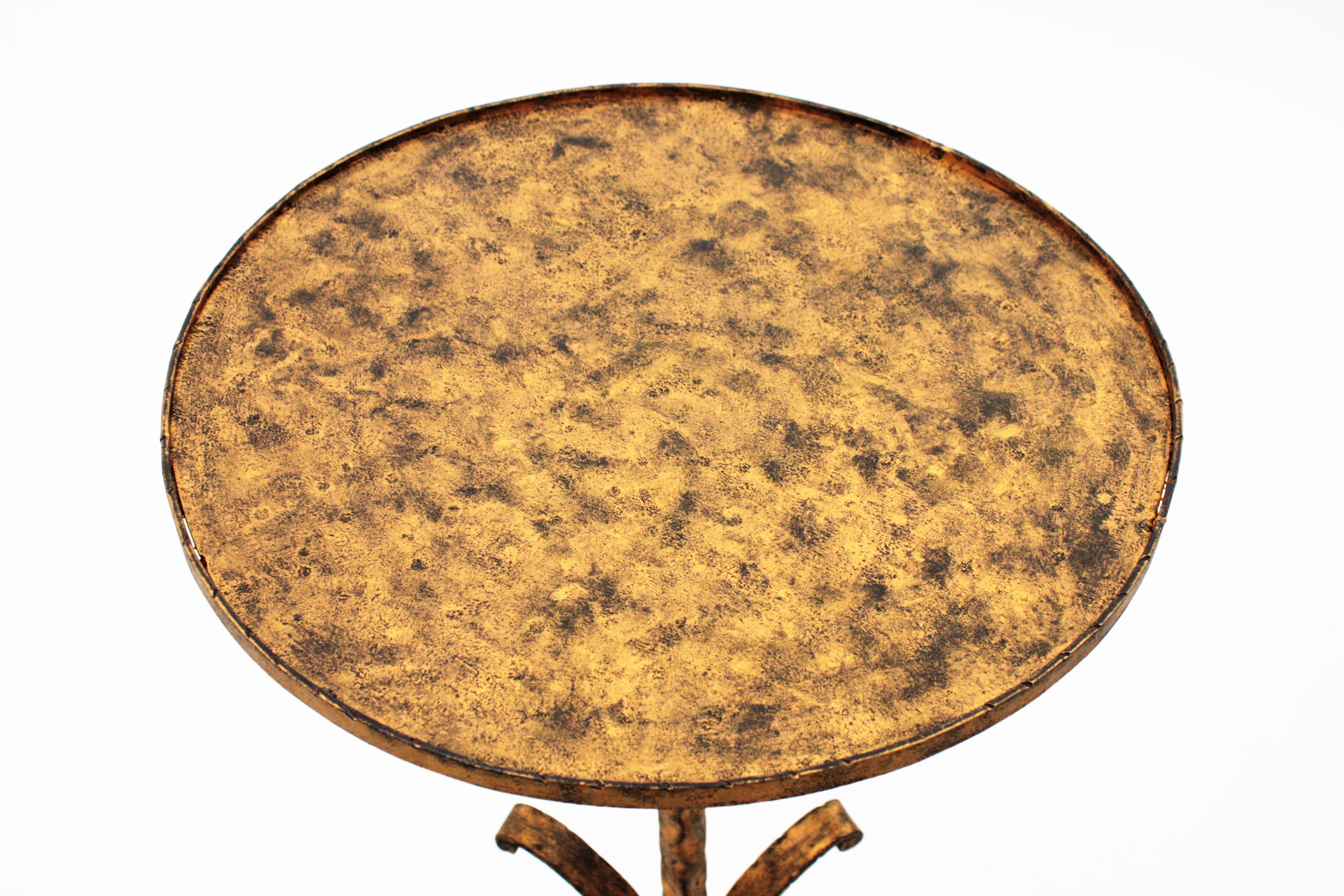 Table à boissons / table d'appoint en fer doré avec base tripode à boucle en vente 5