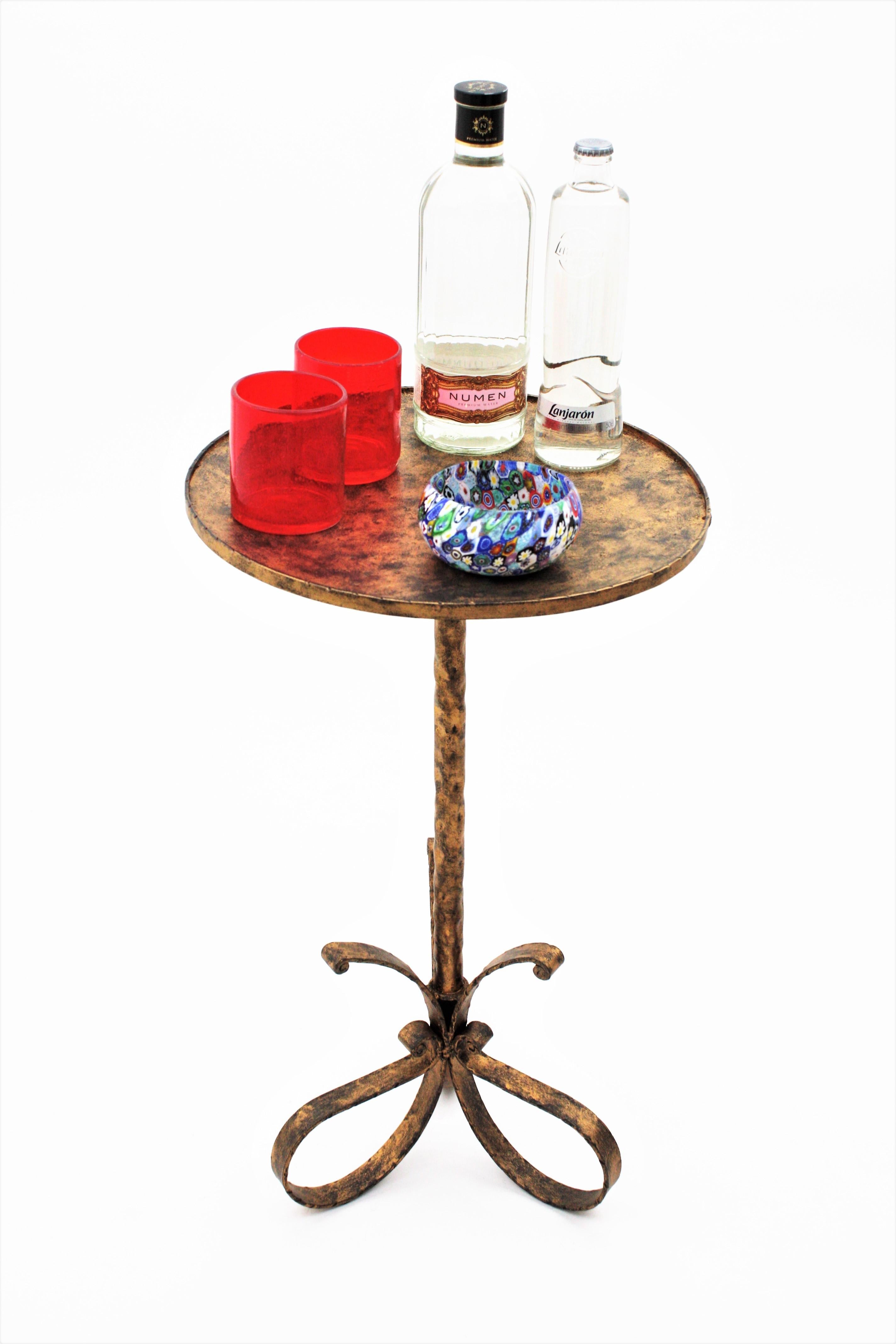 Patiné Table à boissons / table d'appoint en fer doré avec base tripode à boucle en vente