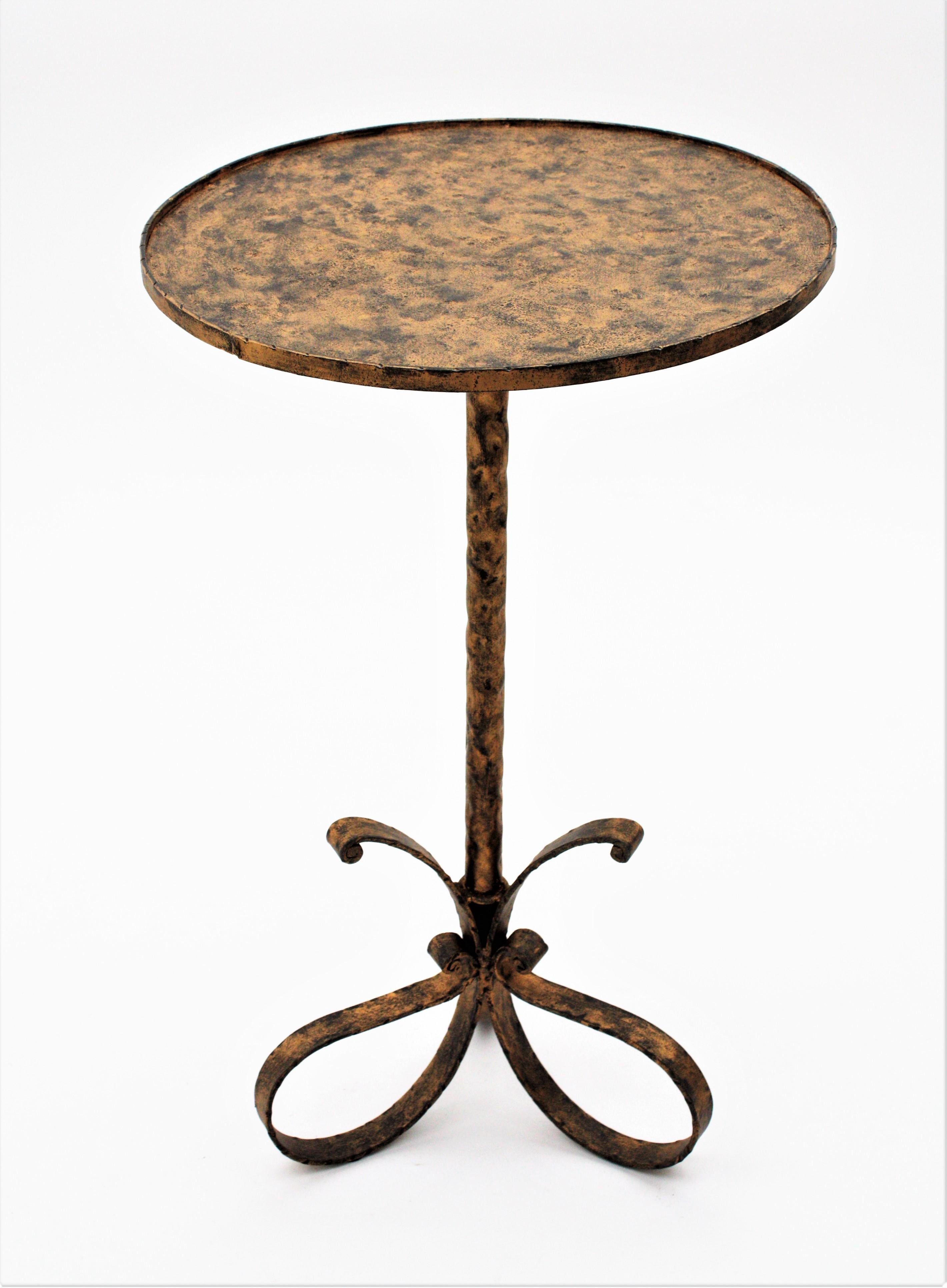 20ième siècle Table à boissons / table d'appoint en fer doré avec base tripode à boucle en vente
