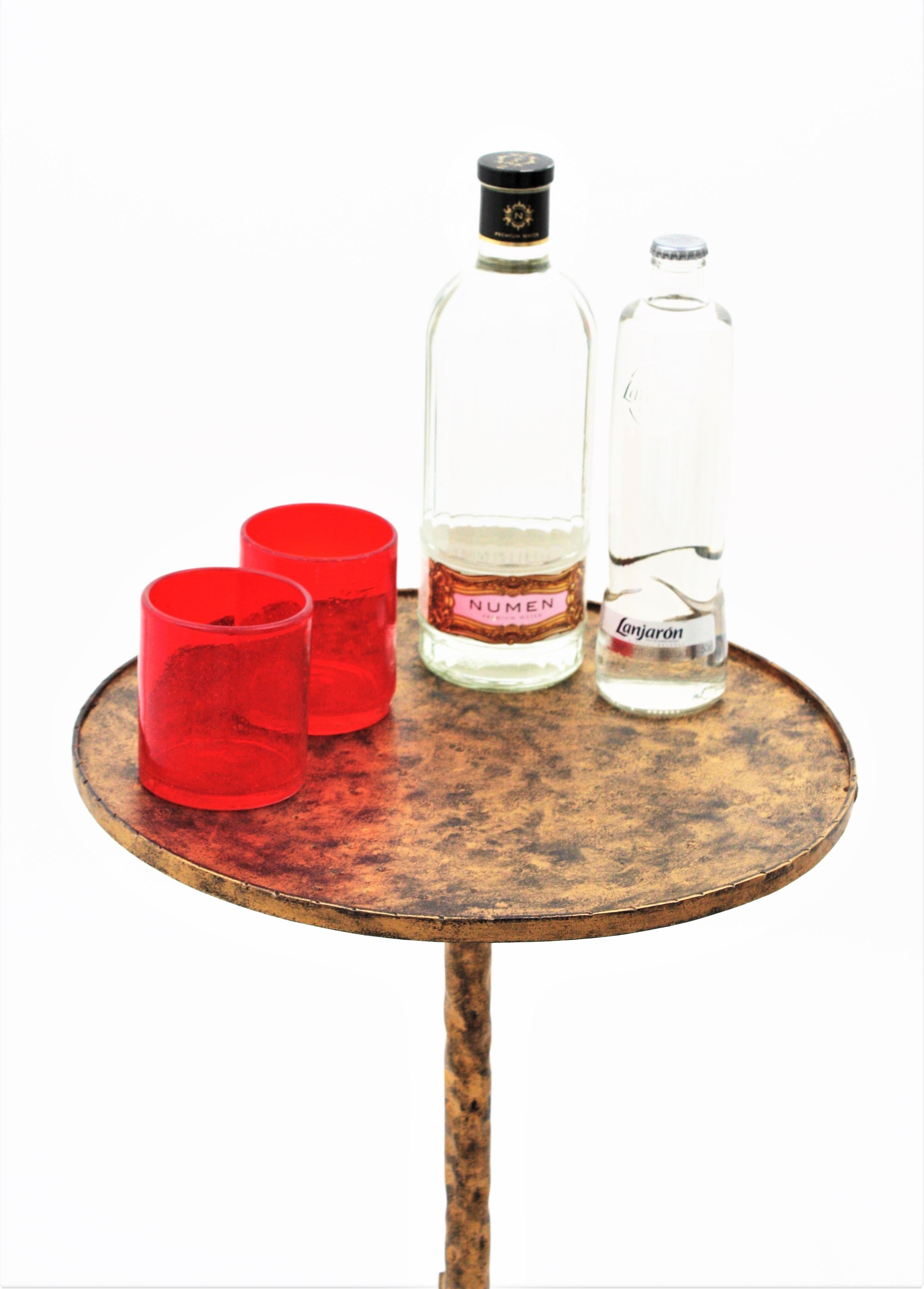 Table à boissons / table d'appoint en fer doré avec base tripode à boucle en vente 2