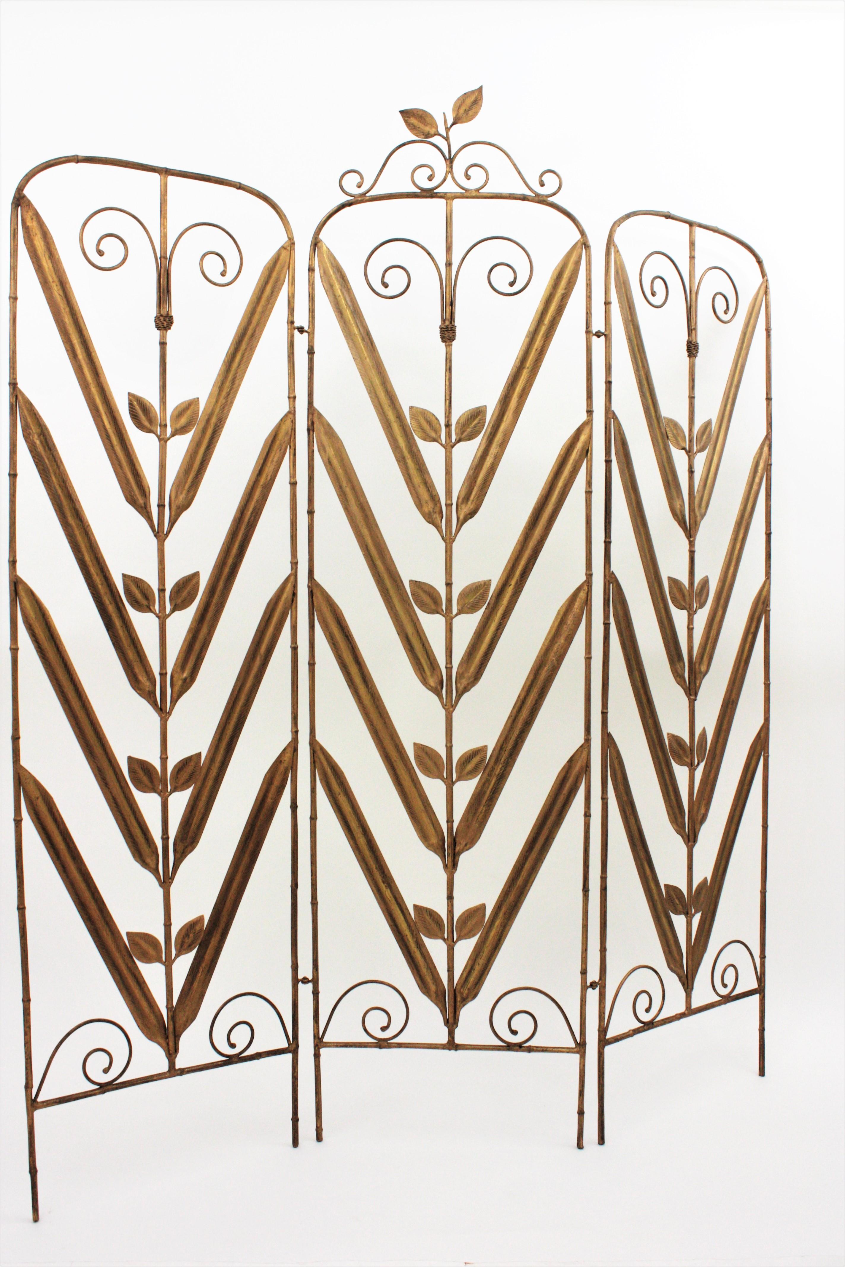 1950s Spanish Folding Screen / Room Divider in Gilt Metal In Good Condition For Sale In Barcelona, ES