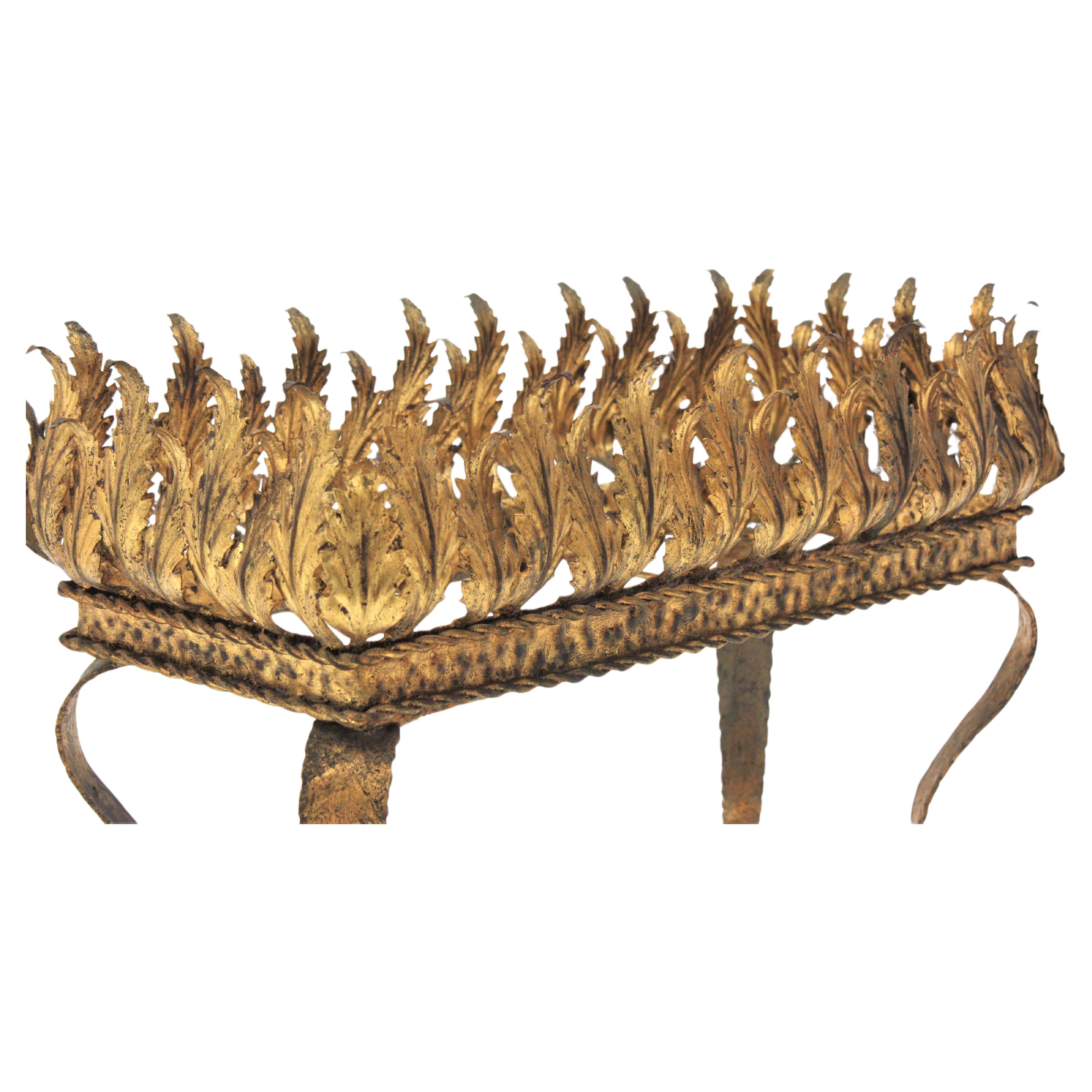 Hollywood Regency rectangular planter / jardinière, Gold leaf, Gilt iron, Spain, 1940s.
This elegant plant stand is entirely made by hand. Features a leafed rectangular shaped planter comprised by iron leaves with scrolled tops. It stands up on four