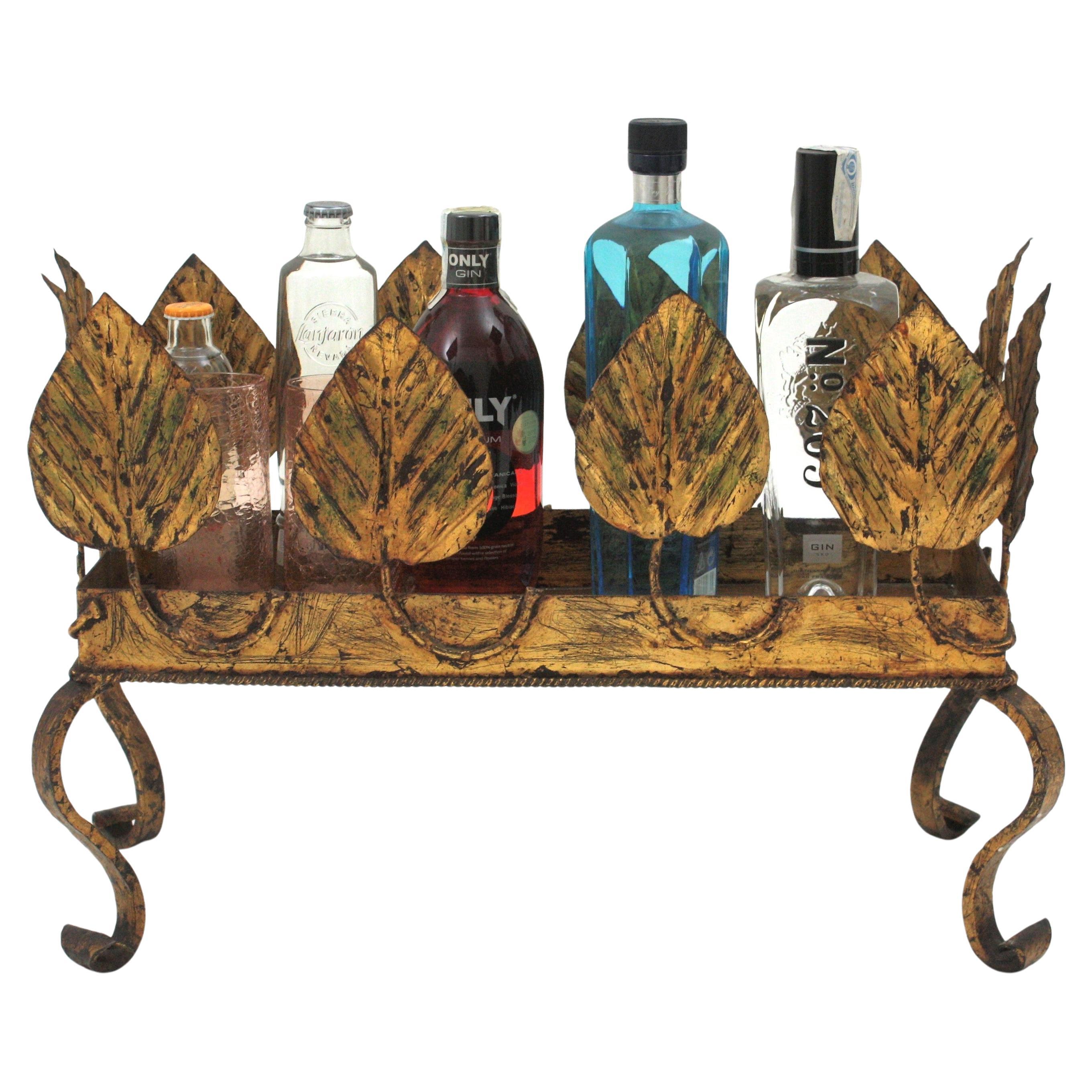 Hollywood Regency rectangular planter / jardinière, Gold leaf, Gilt iron, Spain, 1940s.
This elegant plant stand is entirely made by hand. Featuring a rectangular shaped planter comprised by large iron leaves surrounding the top. It stands up on