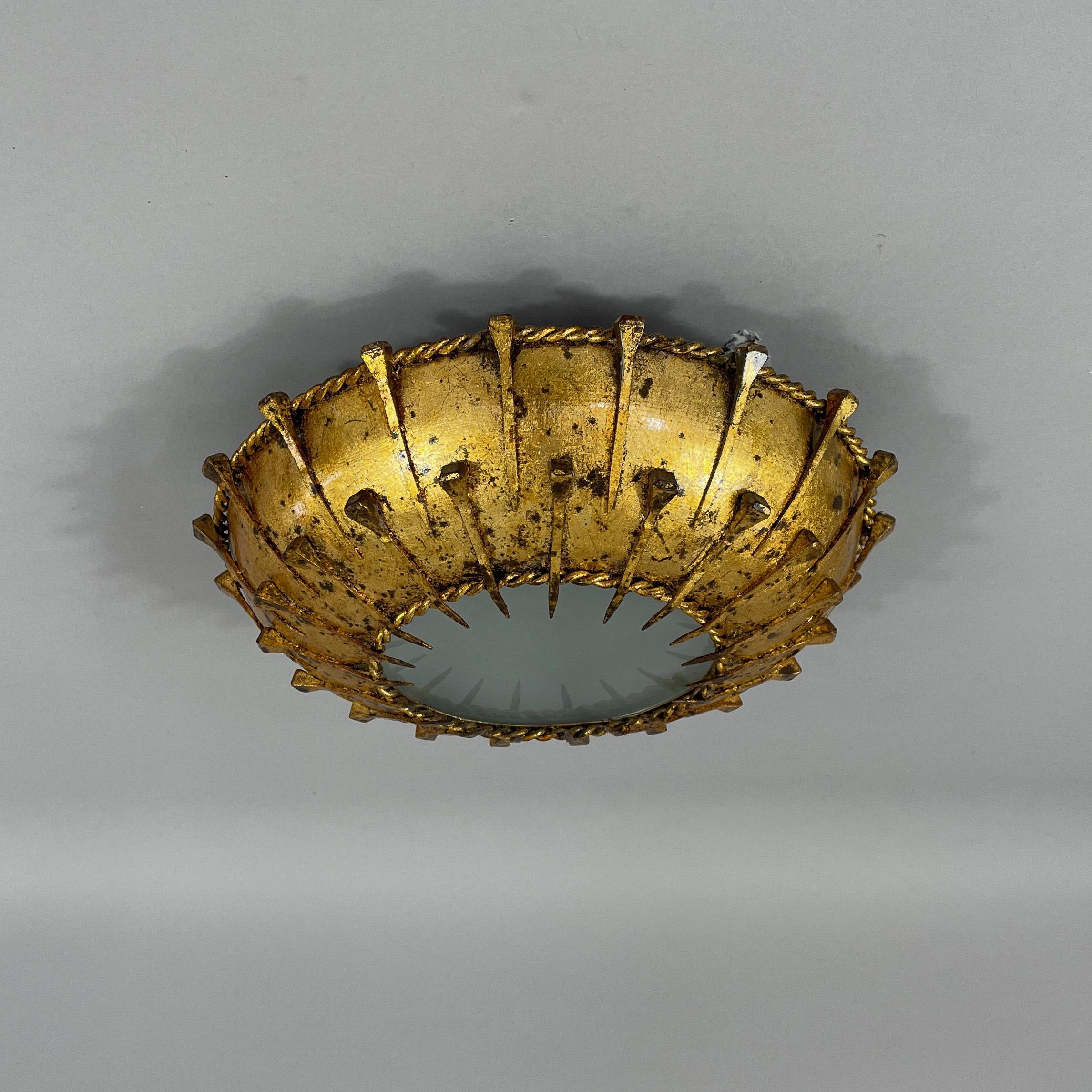 Vergoldetes Eisen und mattiertes Glas Sunburst Flush Mount, Spanien 1950er Jahre im Angebot 5