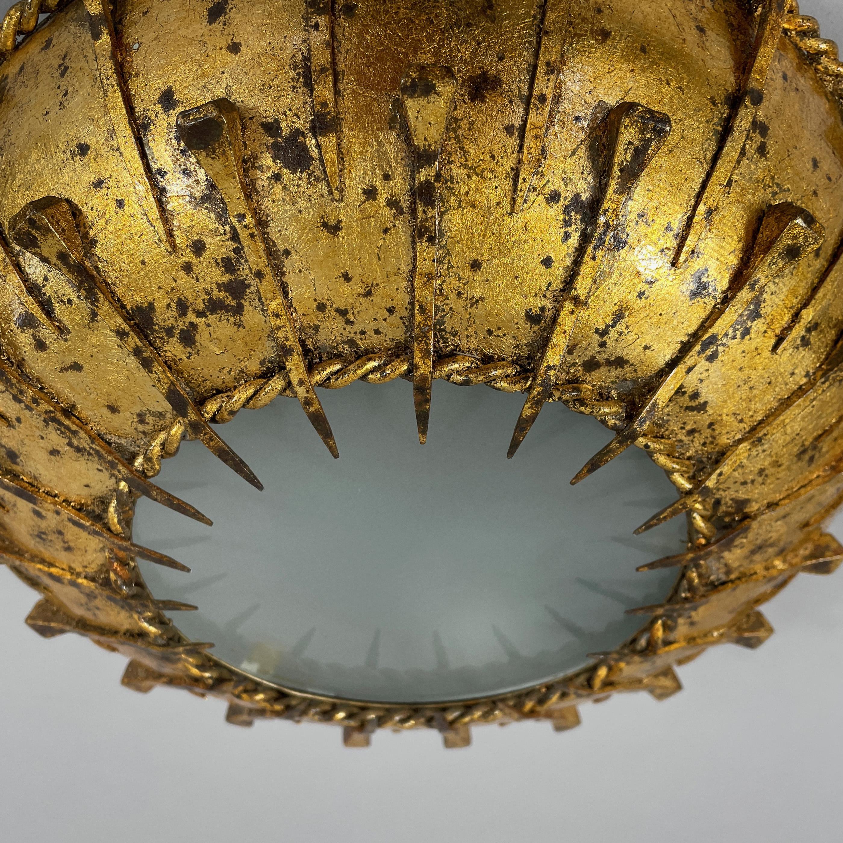 Vergoldetes Eisen und mattiertes Glas Sunburst Flush Mount, Spanien 1950er Jahre im Angebot 6