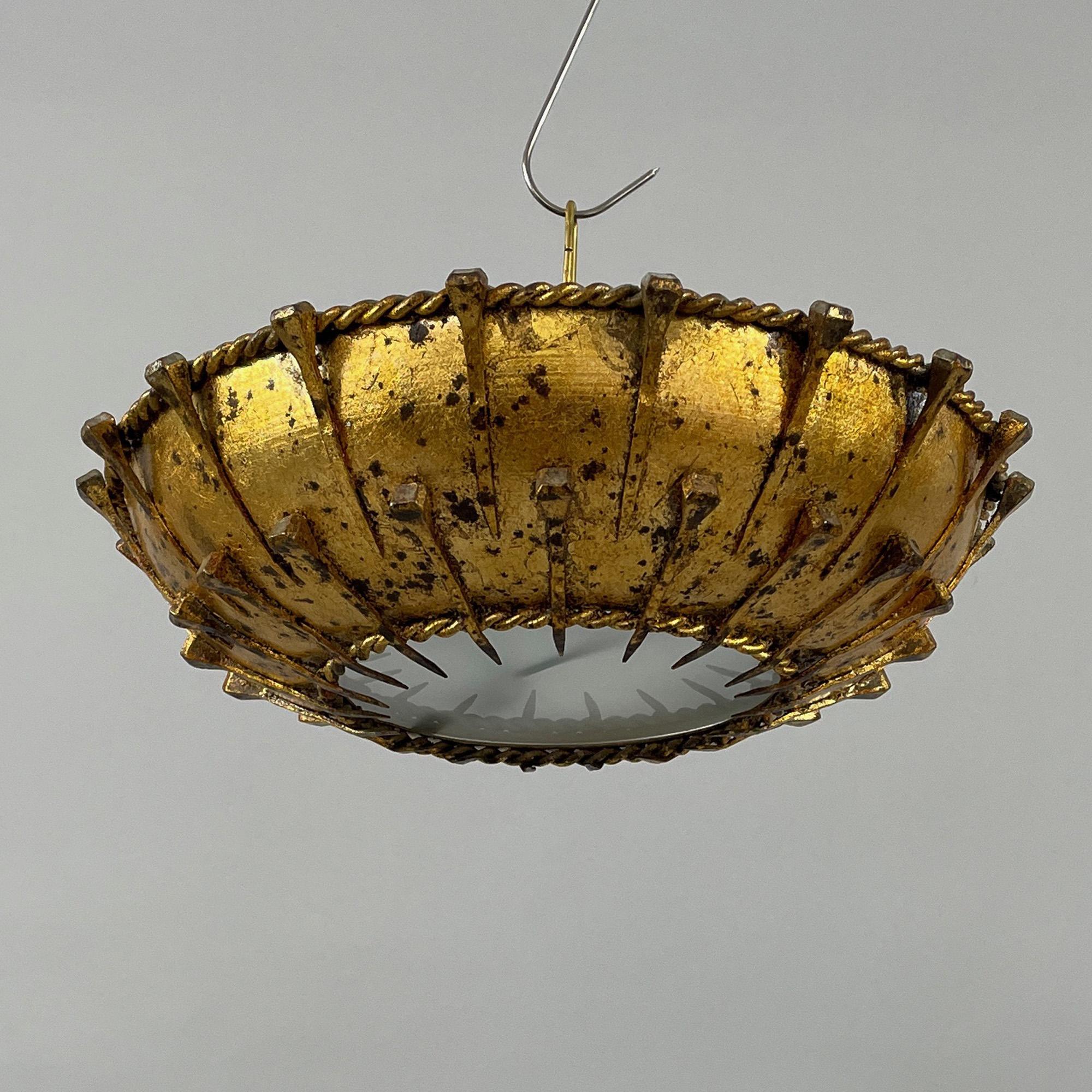 Vergoldetes Eisen und mattiertes Glas Sunburst Flush Mount, Spanien 1950er Jahre im Angebot 7