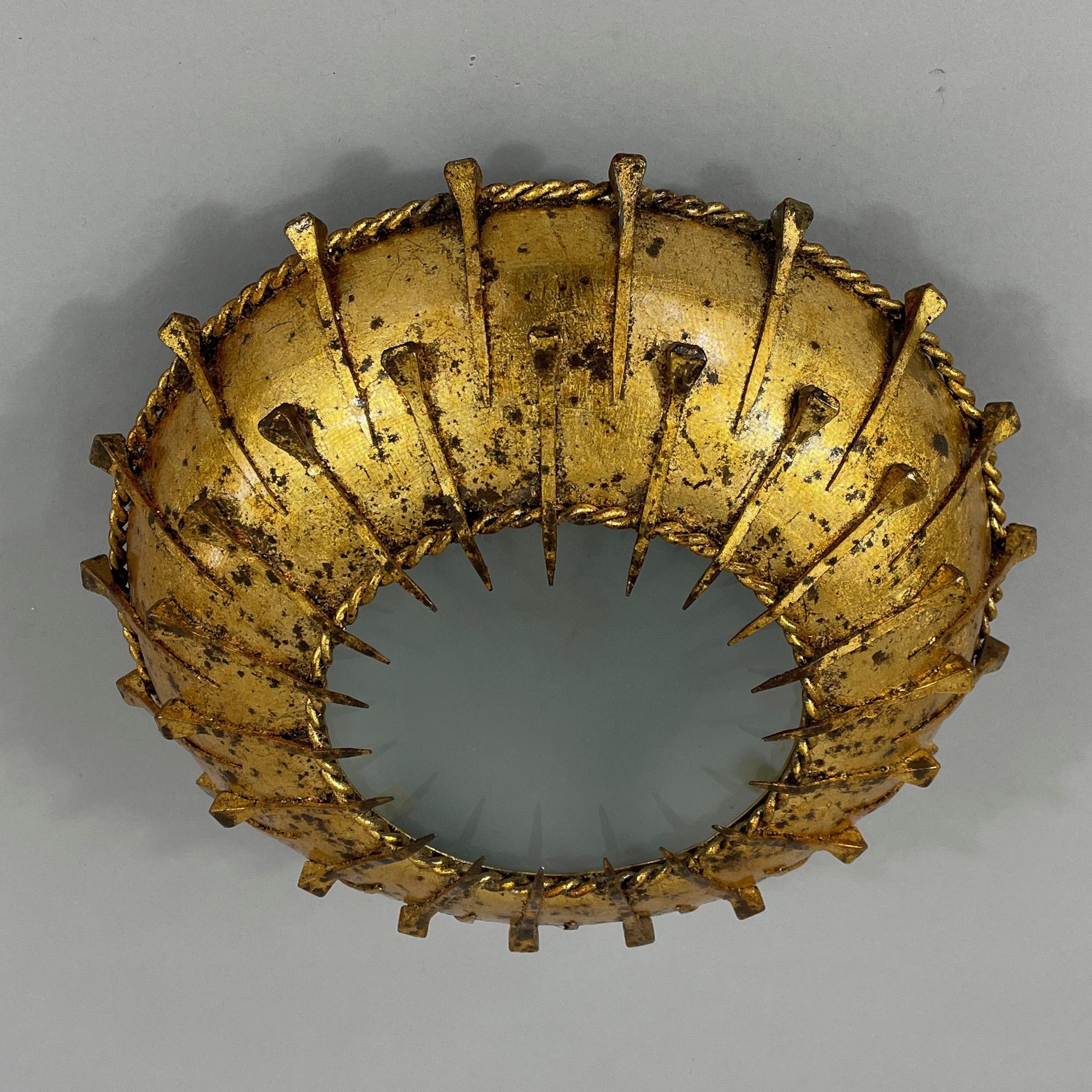 Vergoldetes Eisen und mattiertes Glas Sunburst Flush Mount, Spanien 1950er Jahre im Angebot 8
