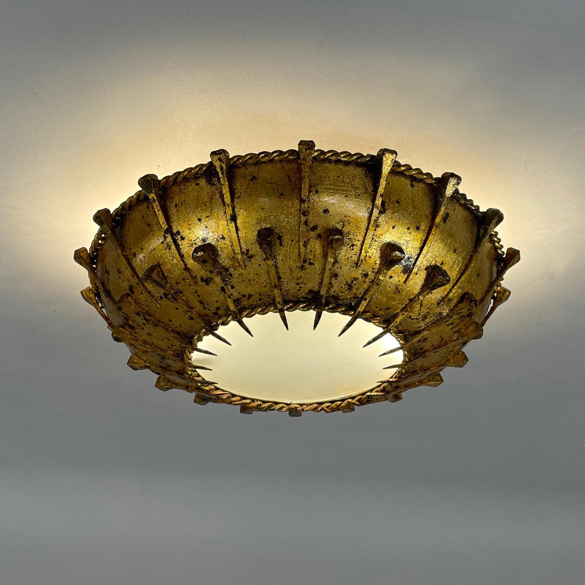 Vergoldetes Eisen und mattiertes Glas Sunburst Flush Mount, Spanien 1950er Jahre (Moderne der Mitte des Jahrhunderts) im Angebot