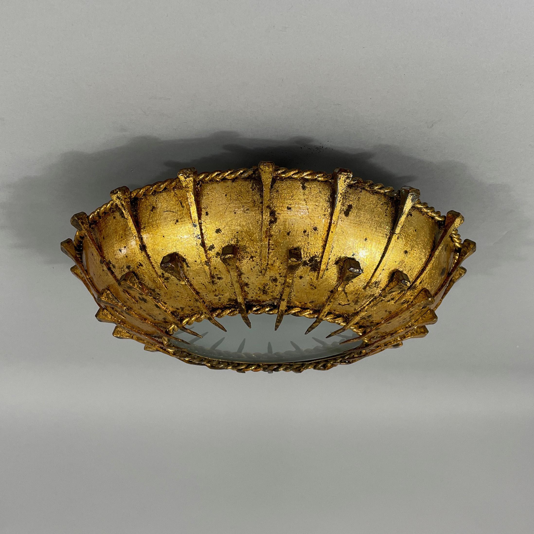 Vergoldetes Eisen und mattiertes Glas Sunburst Flush Mount, Spanien 1950er Jahre (Spanisch) im Angebot