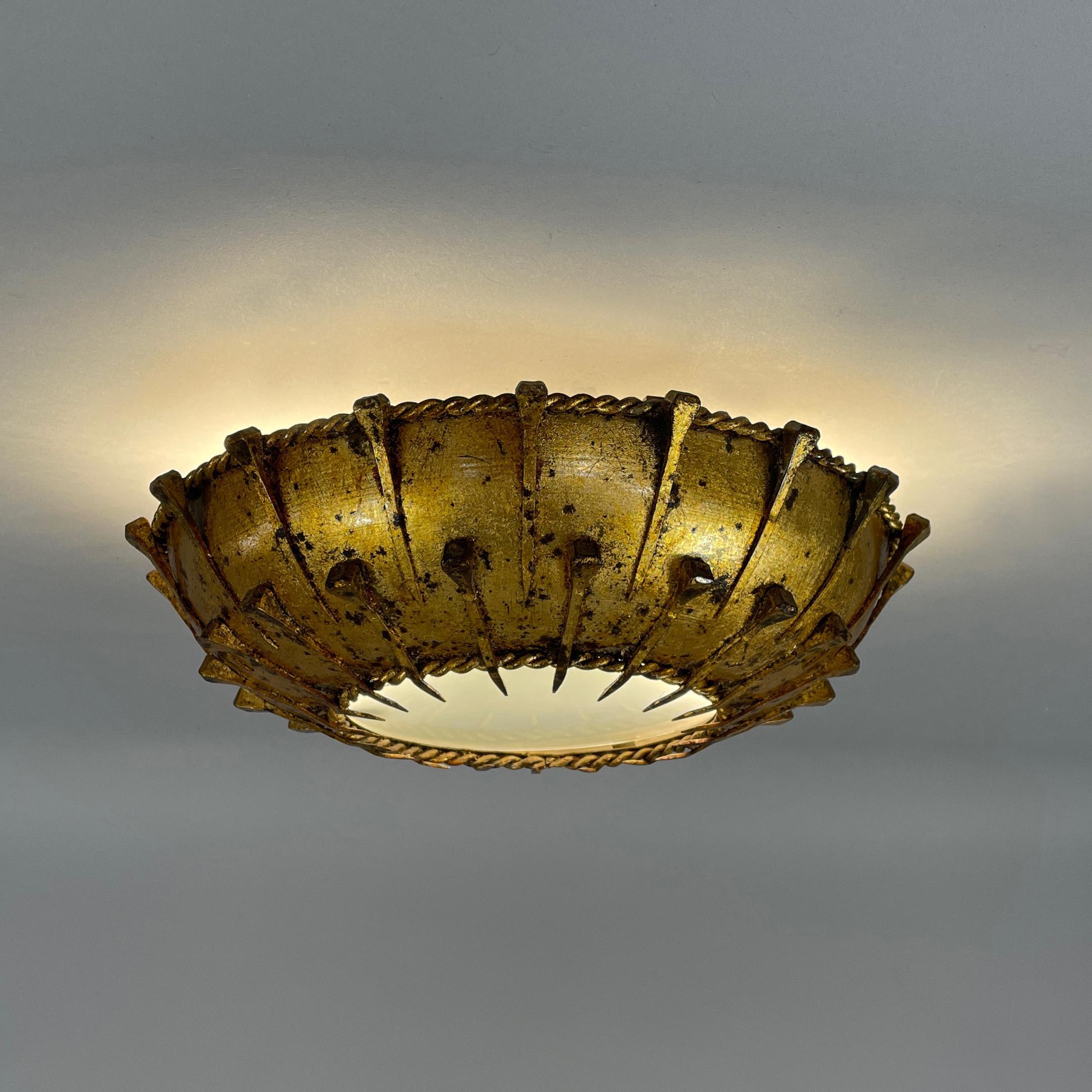 Vergoldetes Eisen und mattiertes Glas Sunburst Flush Mount, Spanien 1950er Jahre im Zustand „Gut“ im Angebot in NUEMBRECHT, NRW