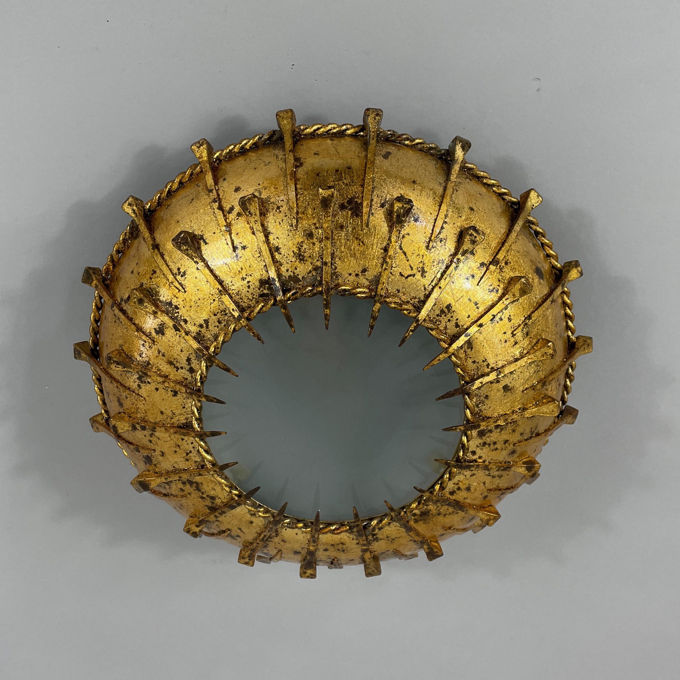 Vergoldetes Eisen und mattiertes Glas Sunburst Flush Mount, Spanien 1950er Jahre (Mitte des 20. Jahrhunderts) im Angebot