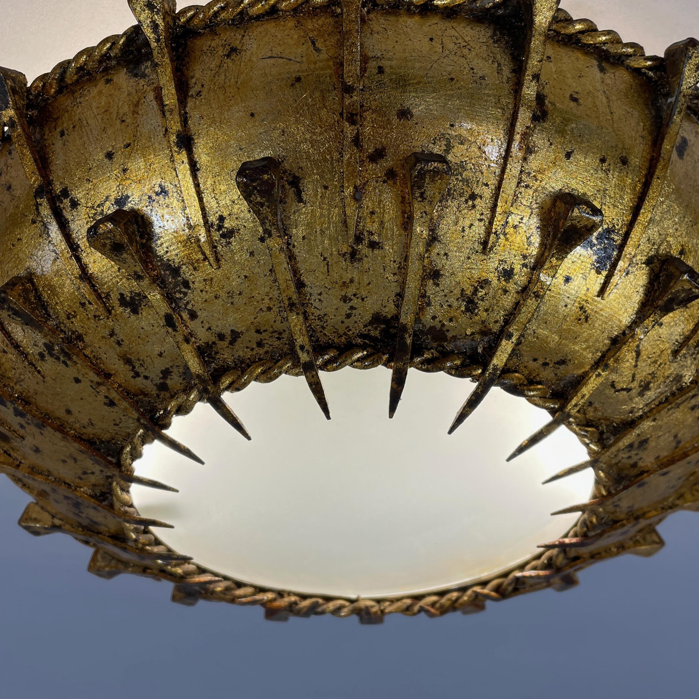 Vergoldetes Eisen und mattiertes Glas Sunburst Flush Mount, Spanien 1950er Jahre im Angebot 1