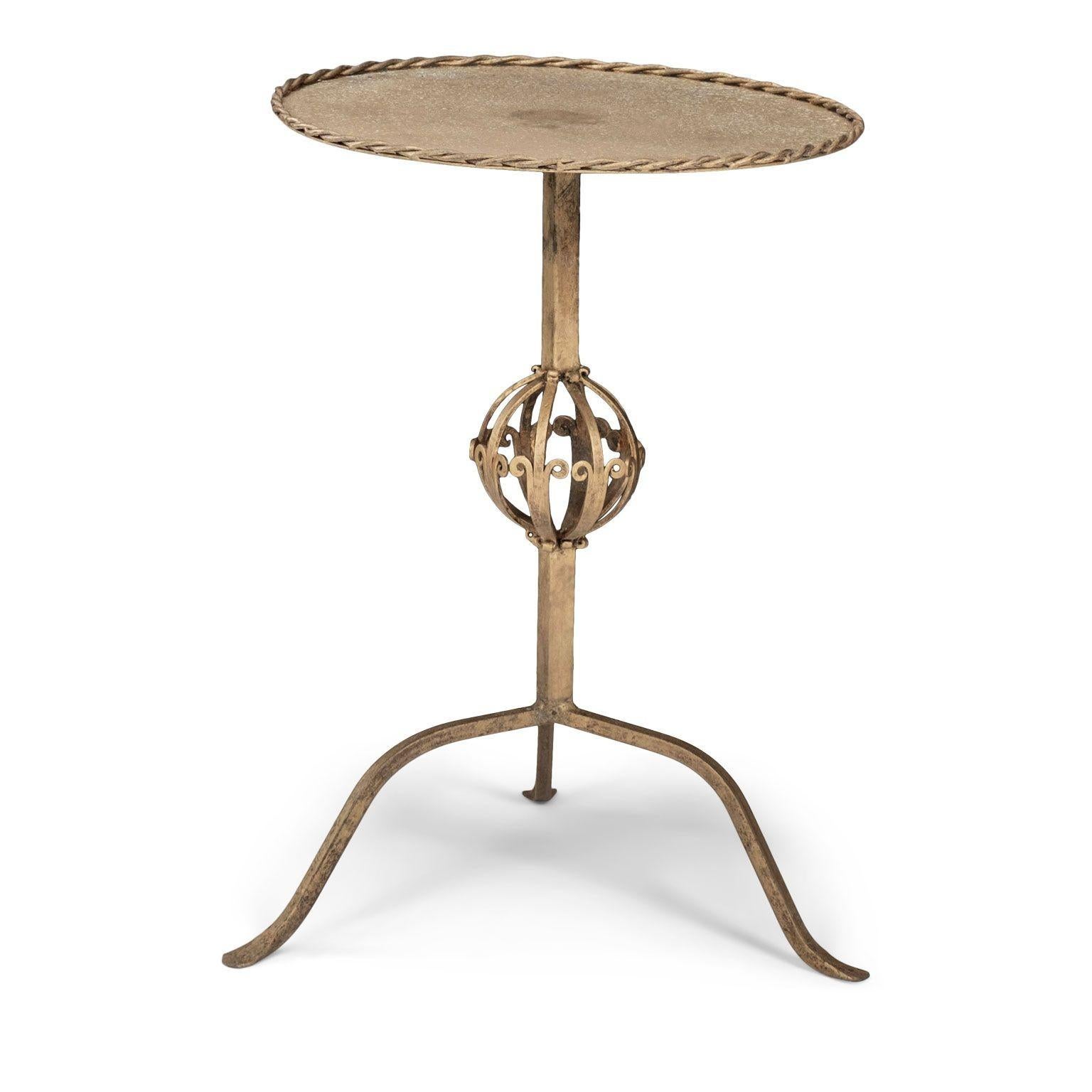 Martini-Tisch aus vergoldetem Eisen, ca. 1945-1965, Spanien. Niedrige Galerie aus gedrehtem Eisen, spiralförmige Verzierung und Dreibeinfuß. Original vergoldete Oberfläche.