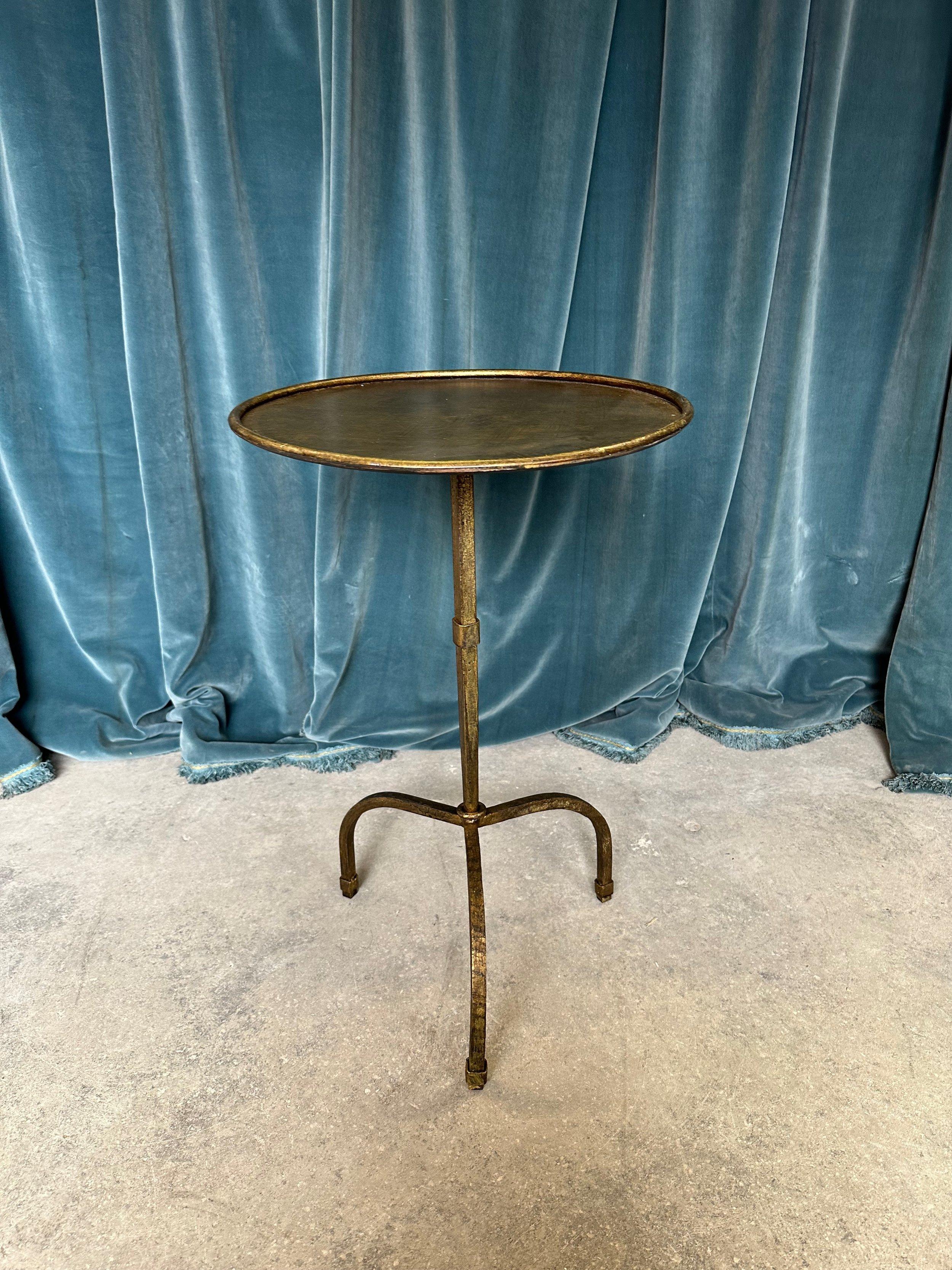 This recently crafted small Spanish iron end table is not only elegant but functional. Based on a vintage 1950s design, it features a circular central stem, highlighted by an intriguing collar accent that serves as a decorative enhancement. An