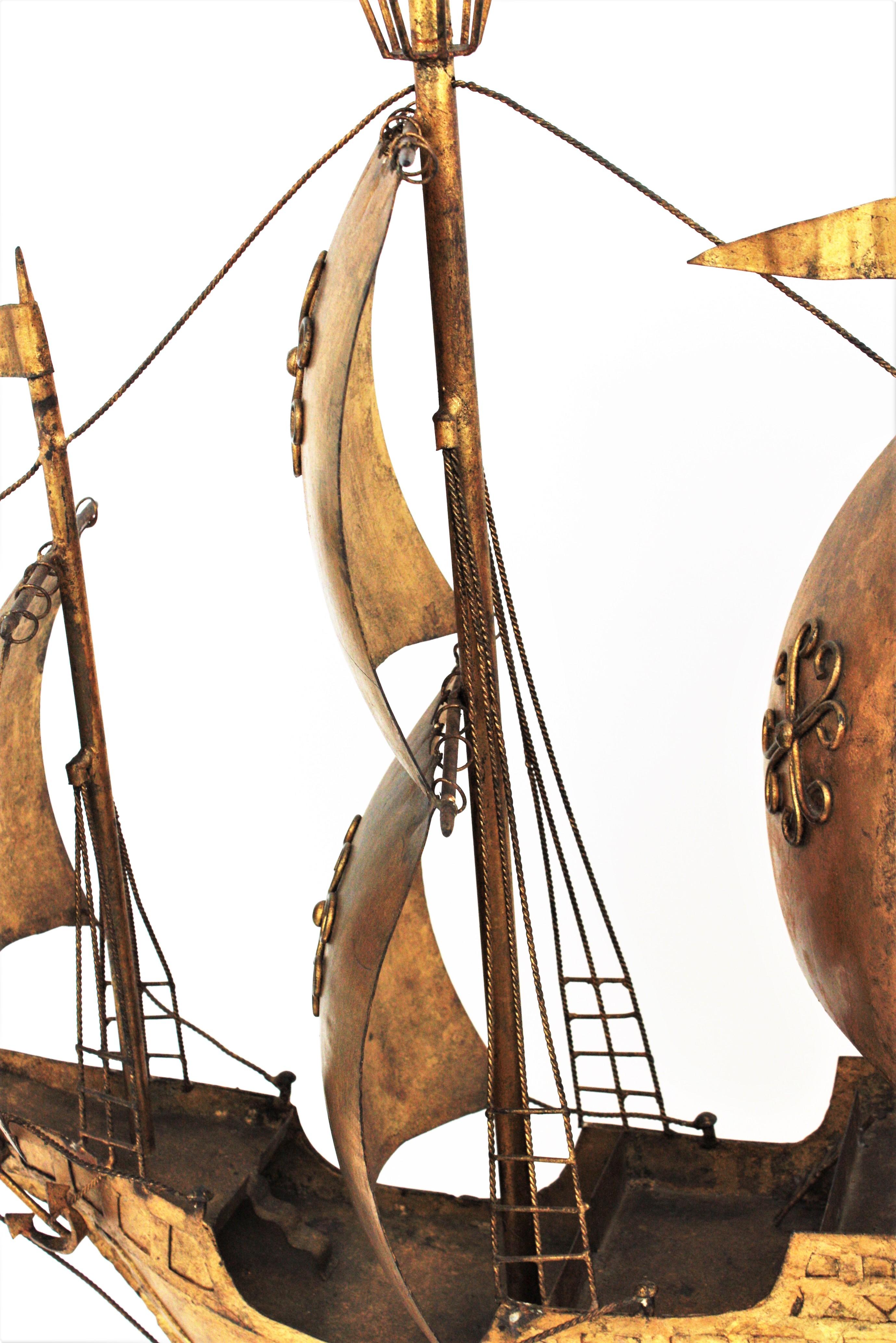Métal Sculpture de galet / navire à voile espagnol en fer doré dans le style de Poillerat