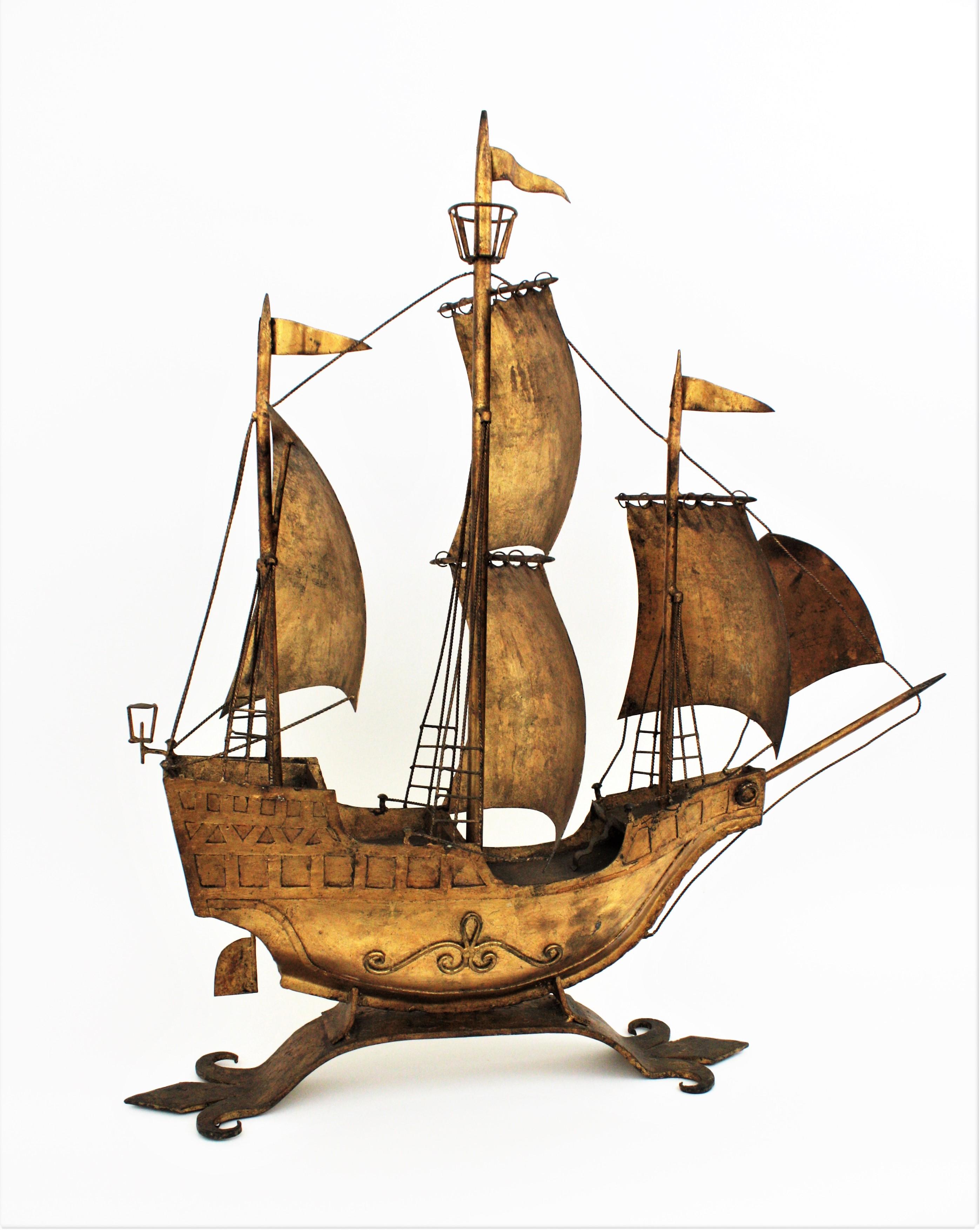 Mid-Century Modern Sculpture de galet / navire à voile espagnol en fer doré dans le style de Poillerat