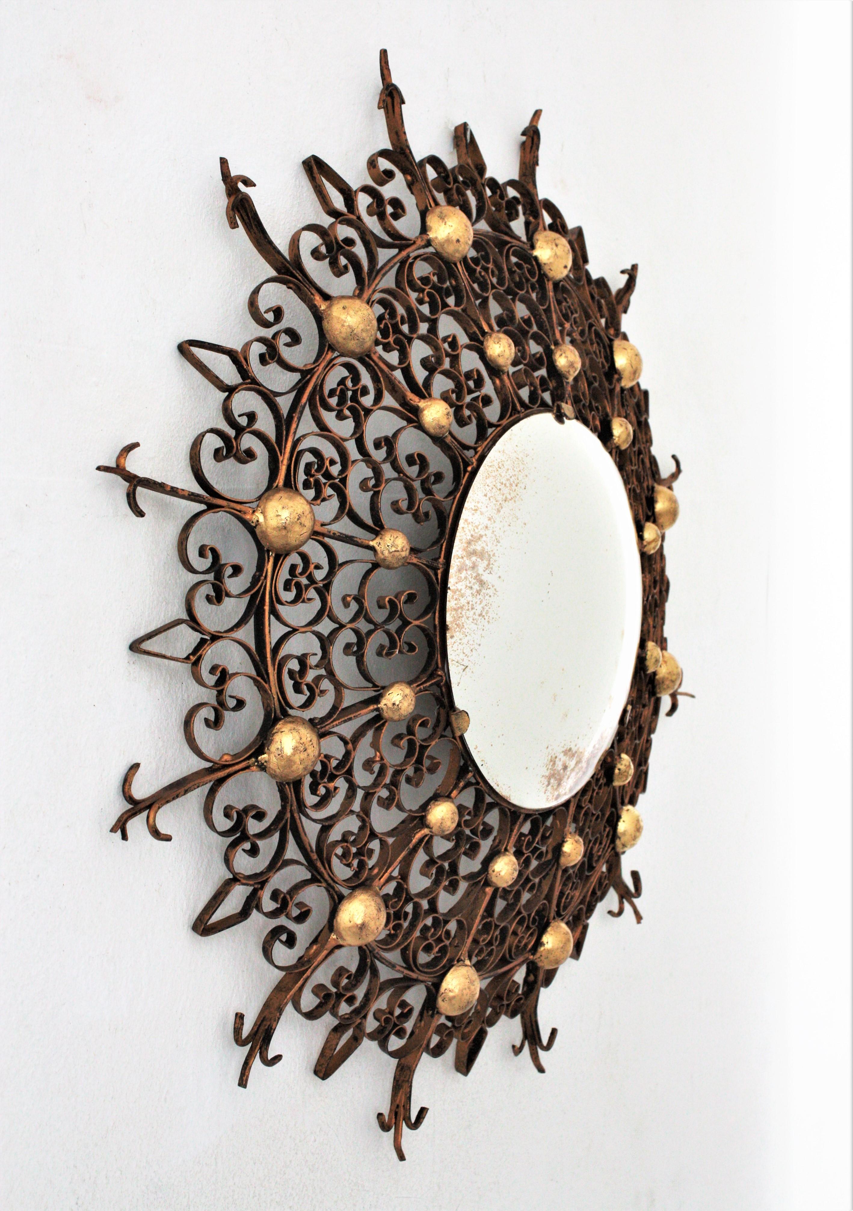 Néo-gothique Miroir convexe Sunburst en fer avec cadre chantourné en vente