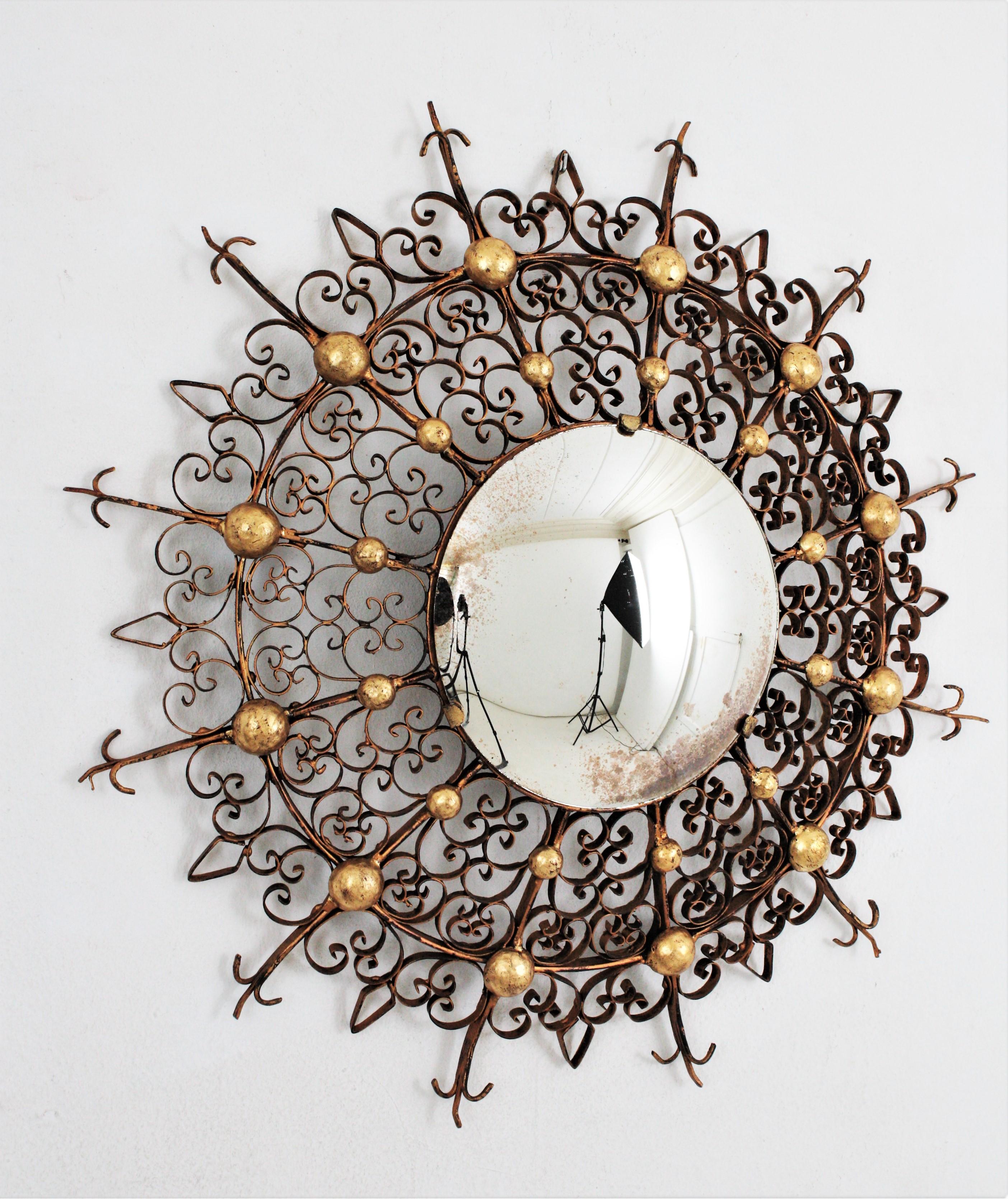 Feuille d'or Miroir convexe Sunburst en fer avec cadre chantourné en vente