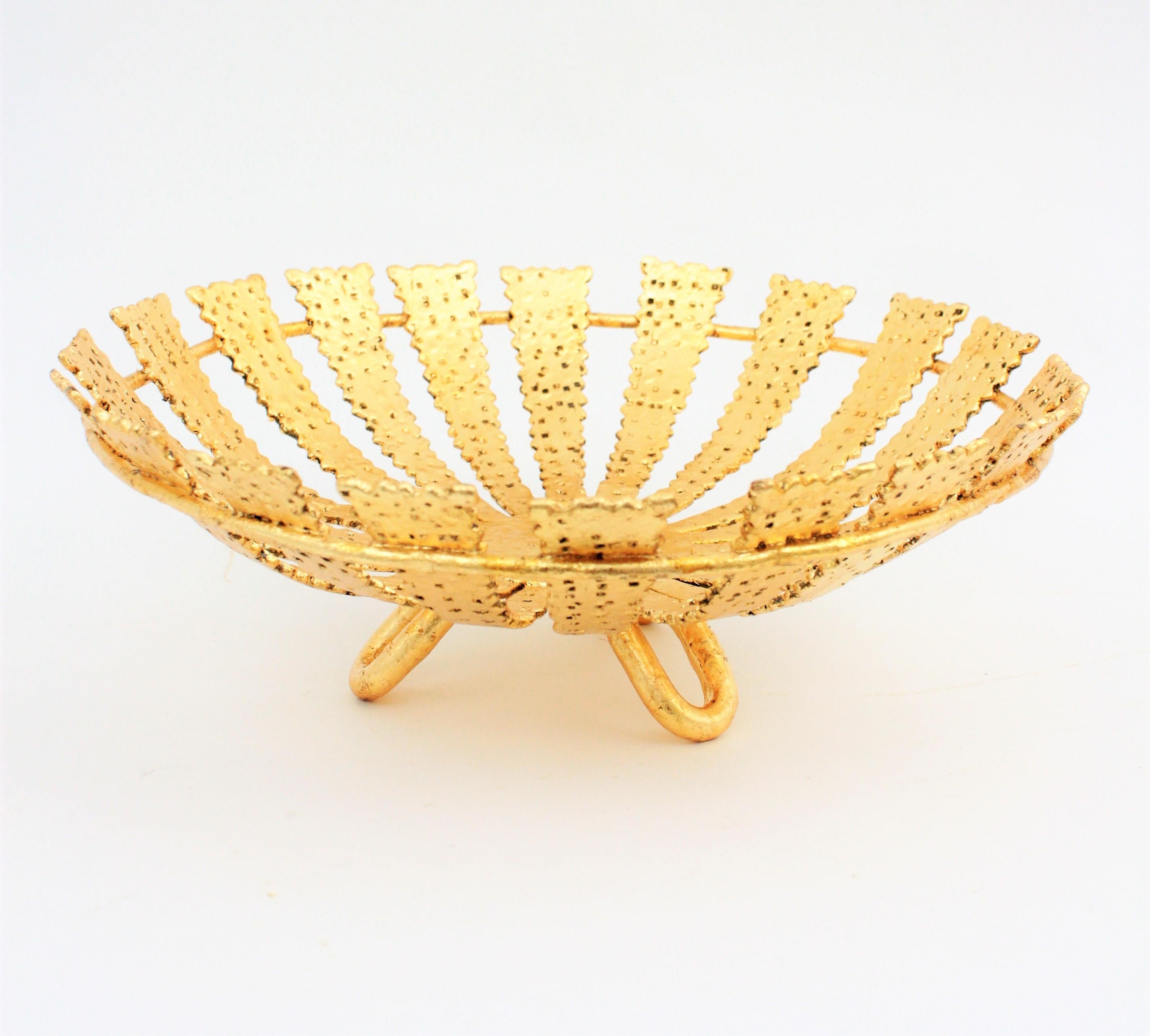 Spanish Sunburst Centerpiece or Footed Fruit Bowl in Gilt Wrought Iron  For Sale