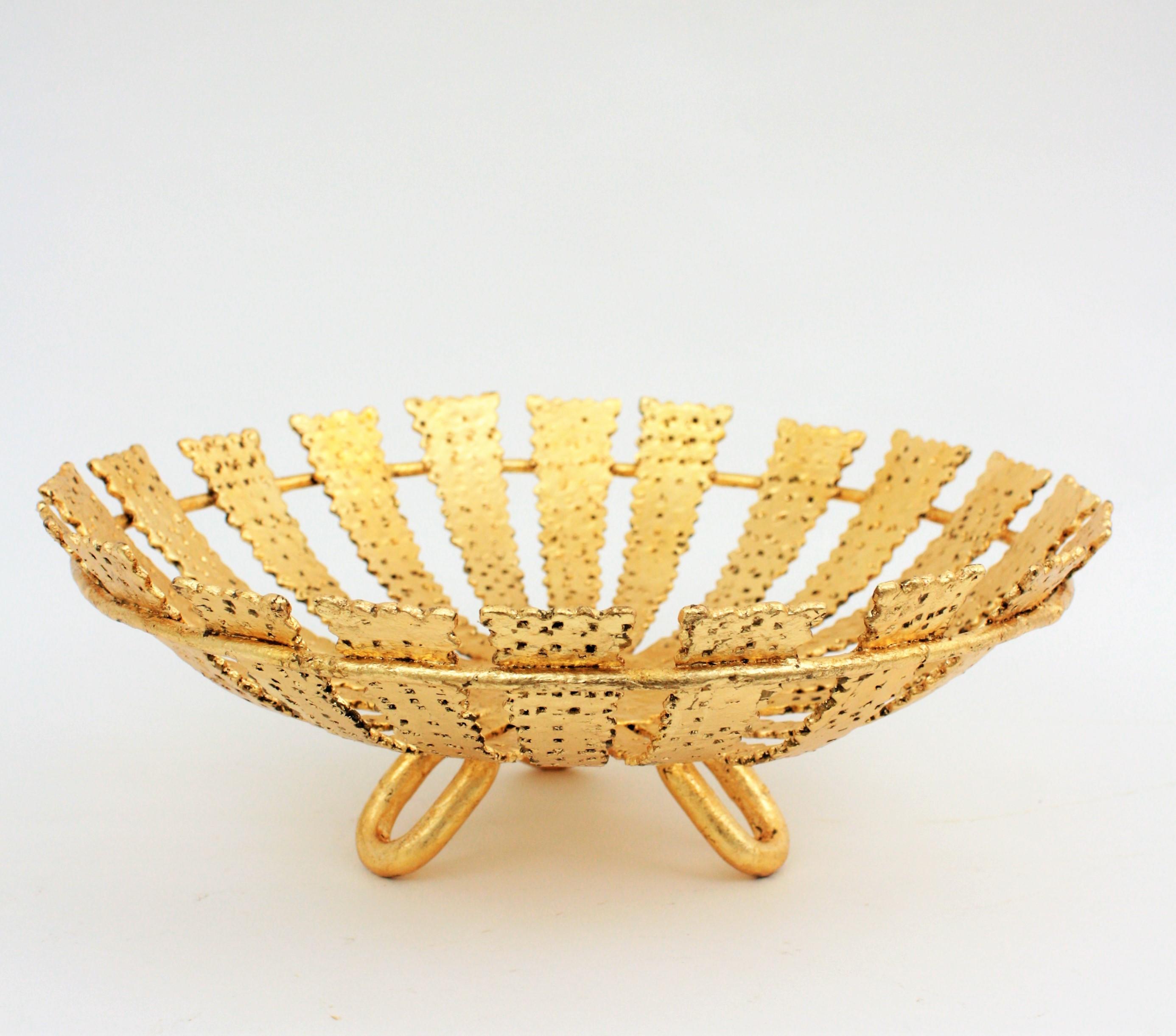 Cuenco centro de mesa Sunburst de hierro forjado dorado siglo XX en venta