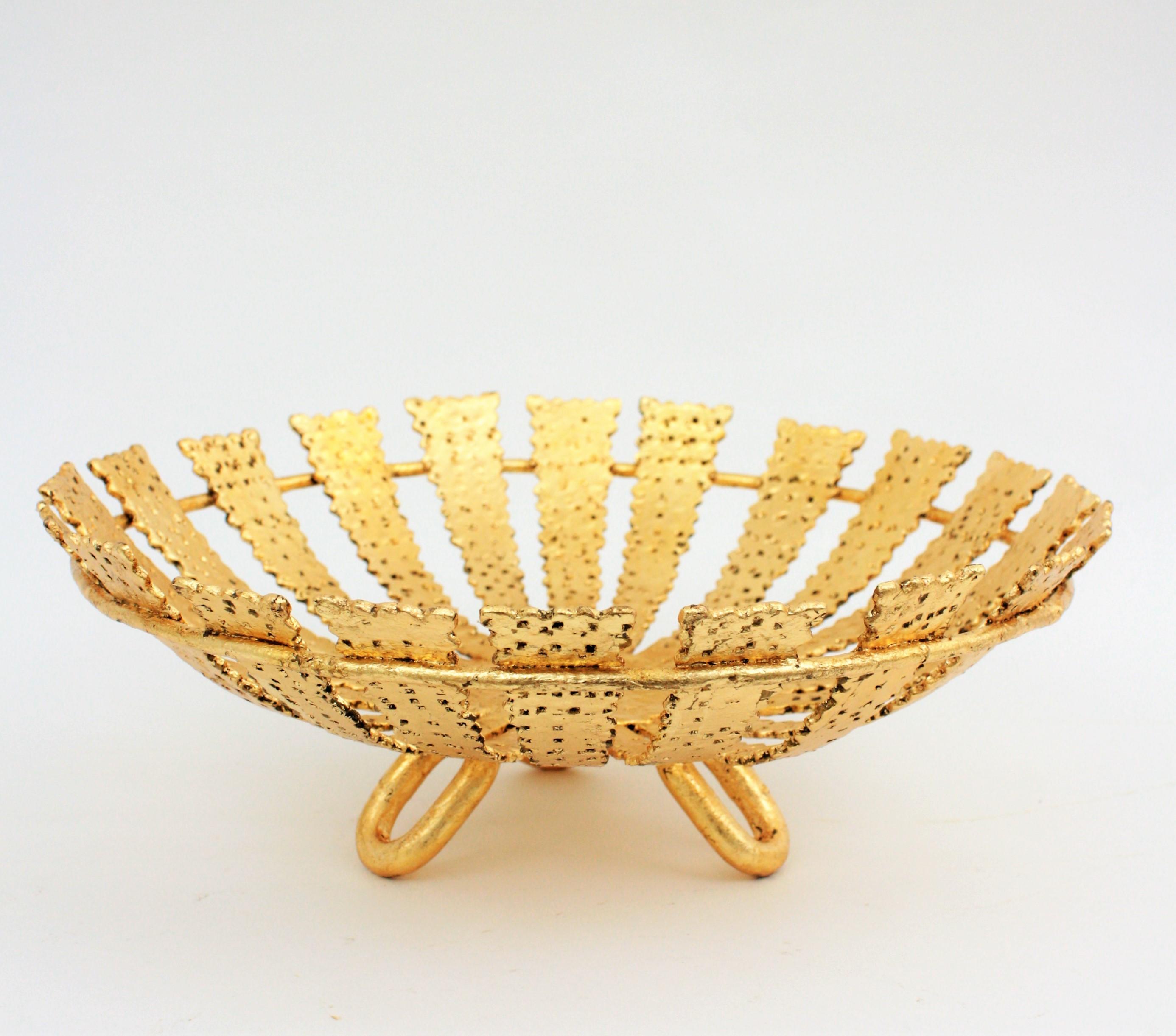 Sunburst Centerpiece or Footed Fruit Bowl in Gilt Wrought Iron  In Excellent Condition For Sale In Barcelona, ES