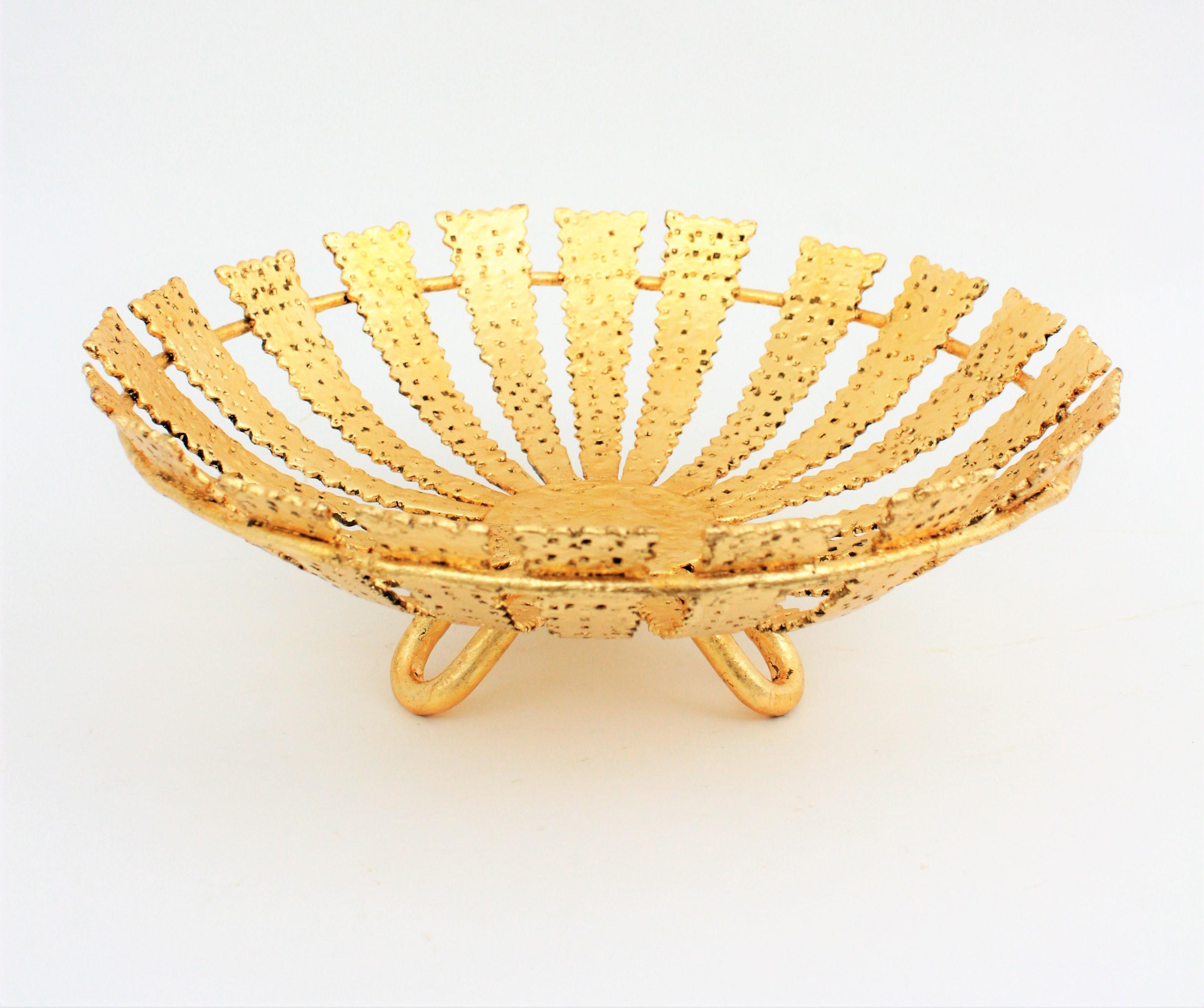 Cuenco centro de mesa Sunburst de hierro forjado dorado Hoja de oro en venta