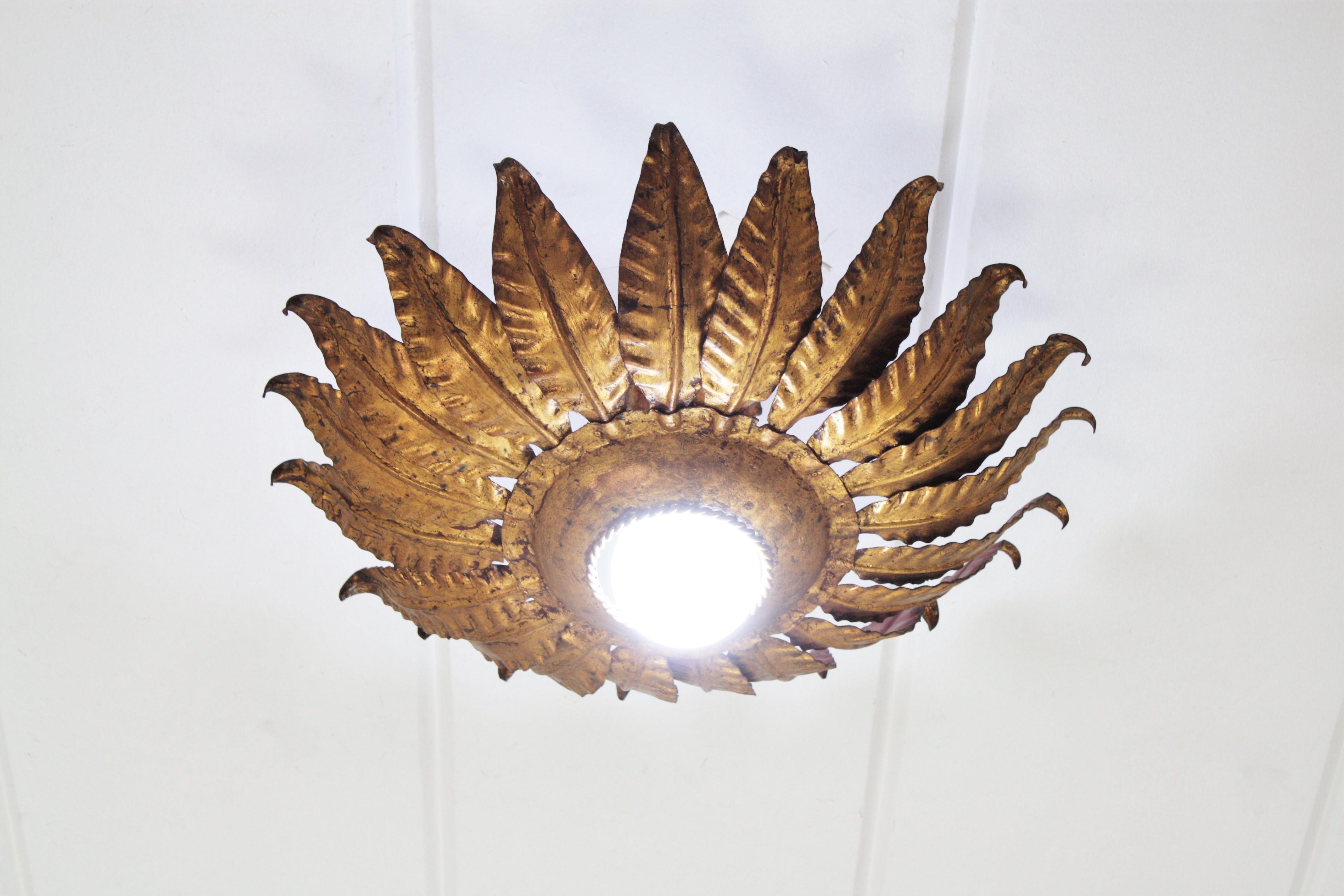 Martelé Luminaire encastré en fer doré à feuilles de soleil, Espagne, années 1950 en vente