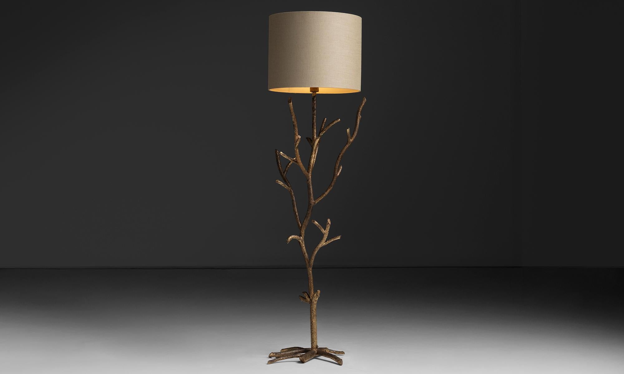 Lámpara Twig de hierro dorado
Italia, 1970
Lámpara de pie de hierro dorado con pantalla de lino.
20 