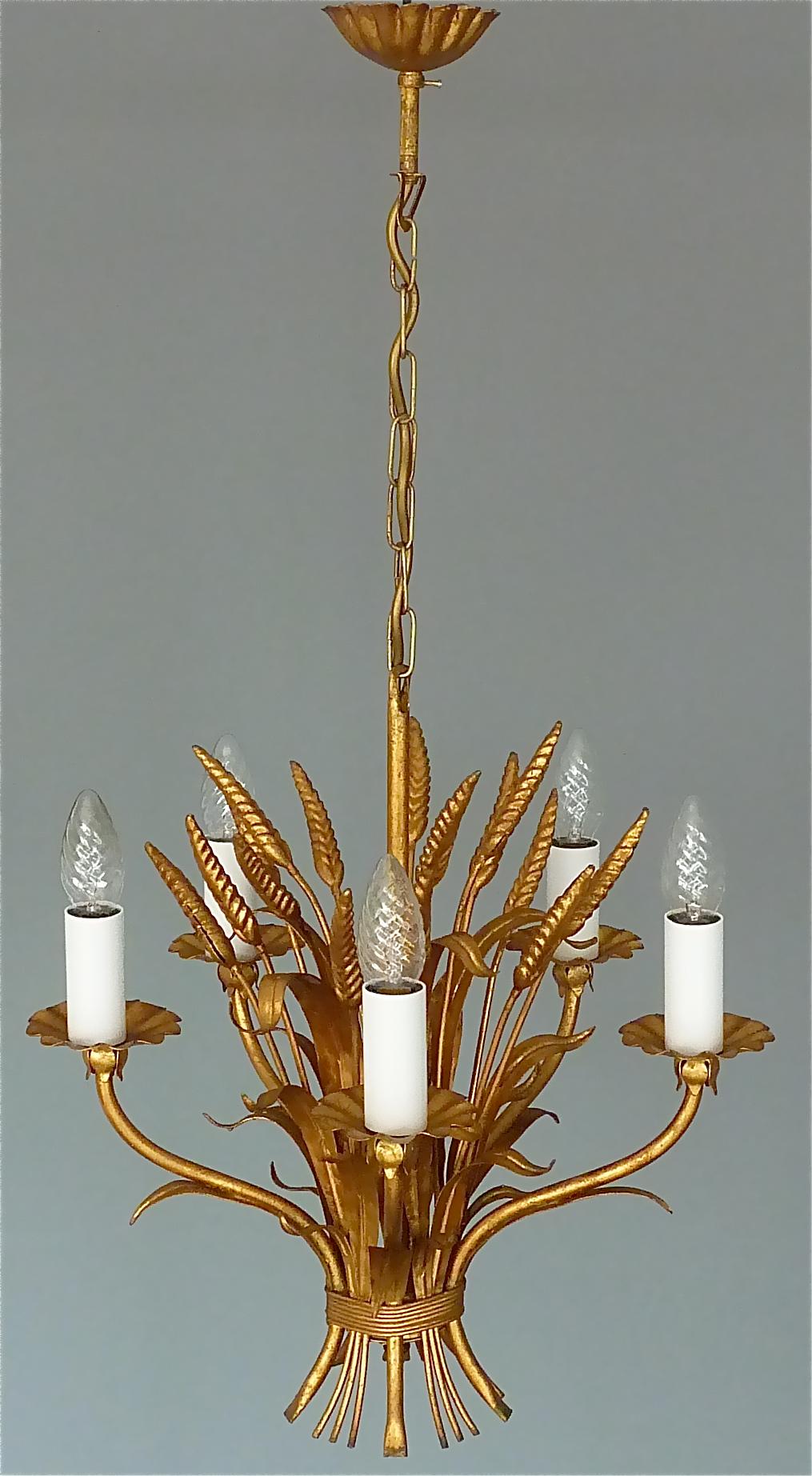 Fabulous Hollywood Regency “Coco Chanel“ style sheaf of wheat five-light gilt metal chandelier made in Italy, circa 1960-1970 with attribution to Hans Kögl. Coco Chanel had used this sheaf of wheat type as a sculptural side table in her elegant