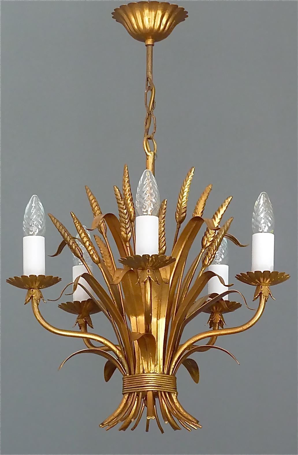 Fabulous Hollywood Regency “Coco Chanel“ style sheaf of wheat five-light gilt metal chandelier made in Italy, circa 1960-1970 with attribution to Hans Kögl. Coco Chanel had used this sheaf of wheat type as a sculptural side table in her elegant