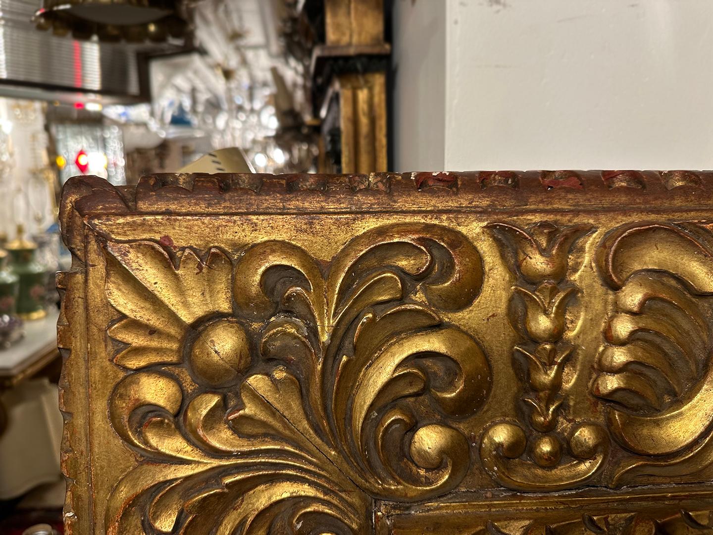 Gilt Italian Mirror with Foliage Motif In Good Condition For Sale In New York, NY
