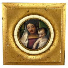 Marco dorado italianizante con forro de piedra y estampa de la Virgen con el Niño