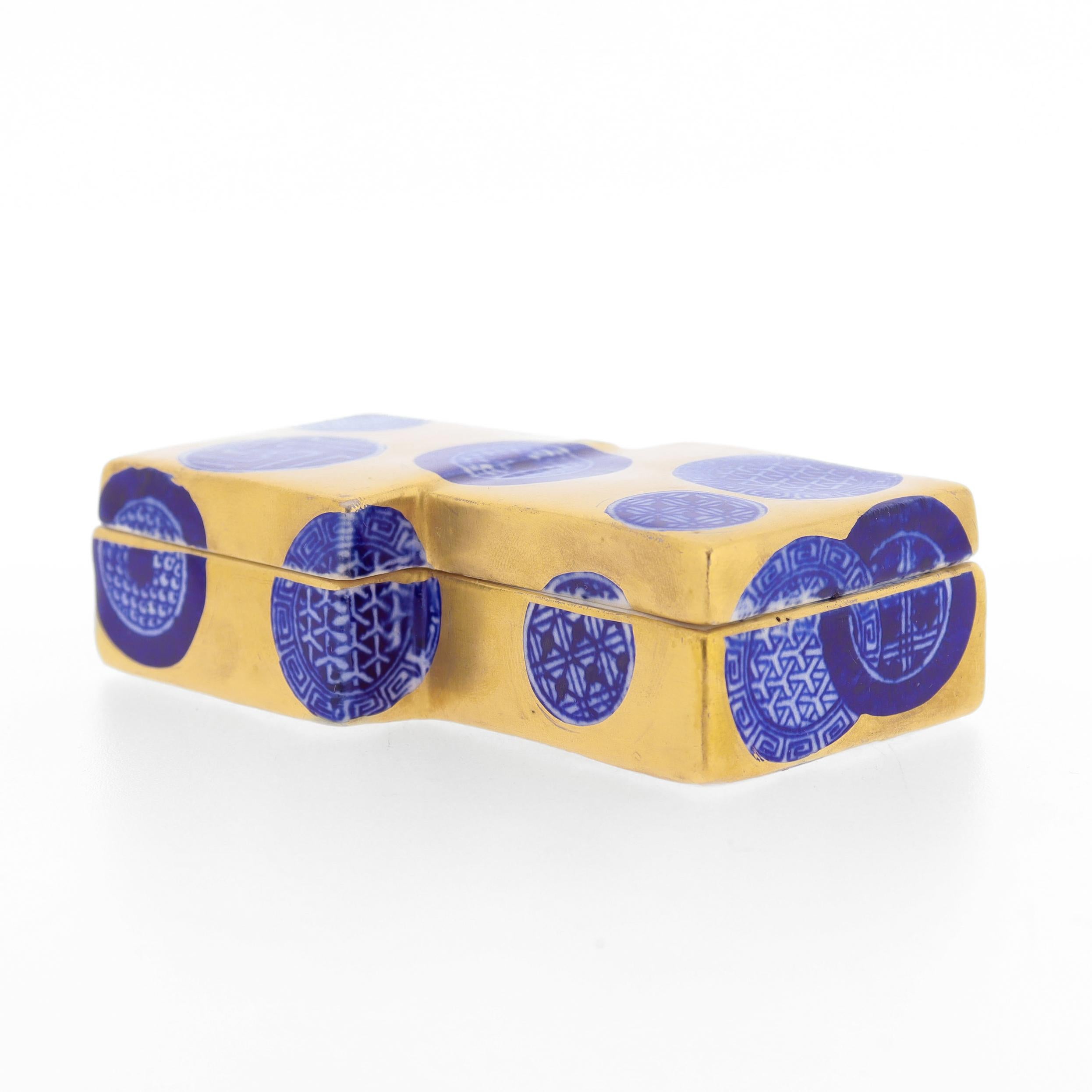 Fina caja cómoda japonista de 2 cuerpos.

En porcelana dorada.

Con dispositivos geométricos circulares en azul cobalto y blanco por toda la superficie.

Sencillamente, ¡una maravillosa caja cómoda de porcelana!

Date:
siglo XX

Estado general:
Se