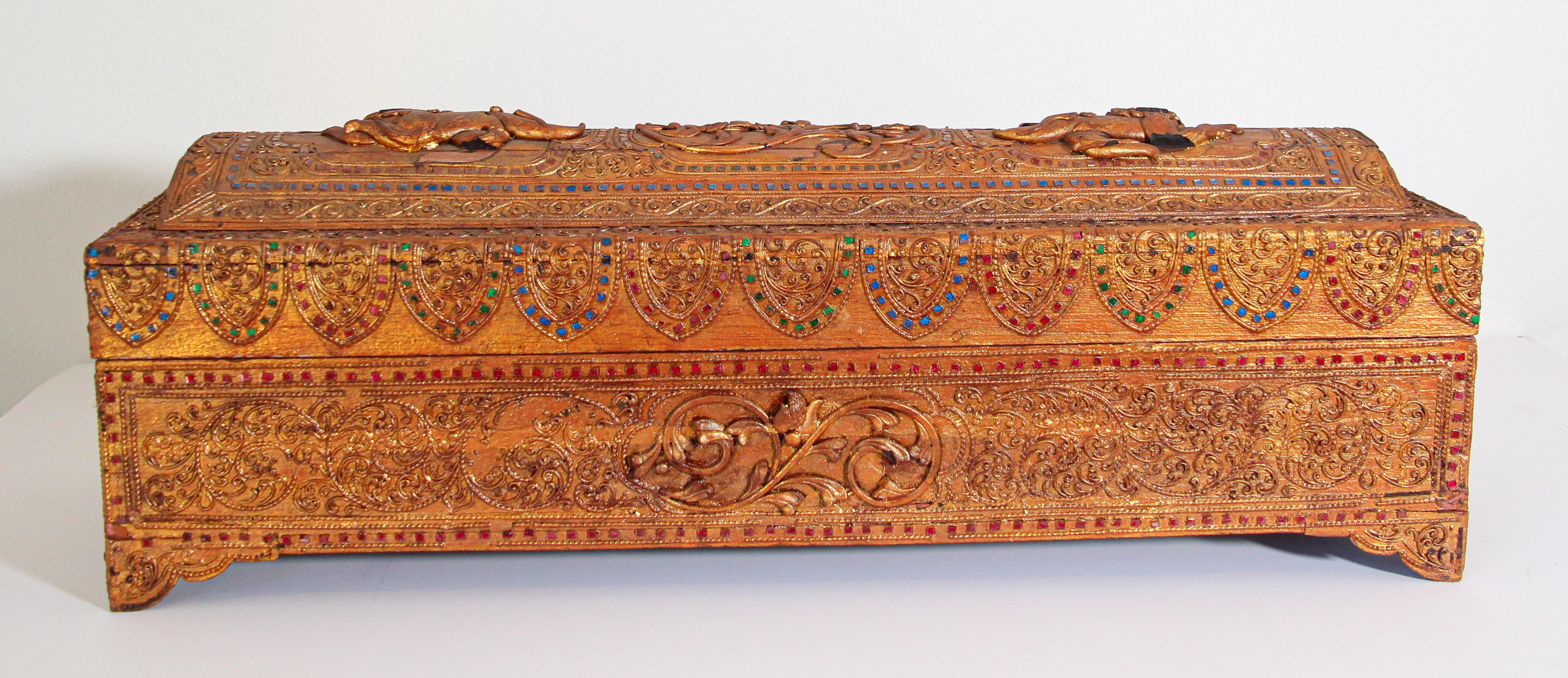Boîte de rangement pour manuscrits en bois laqué doré de Birmanie 19ème siècle en vente 3