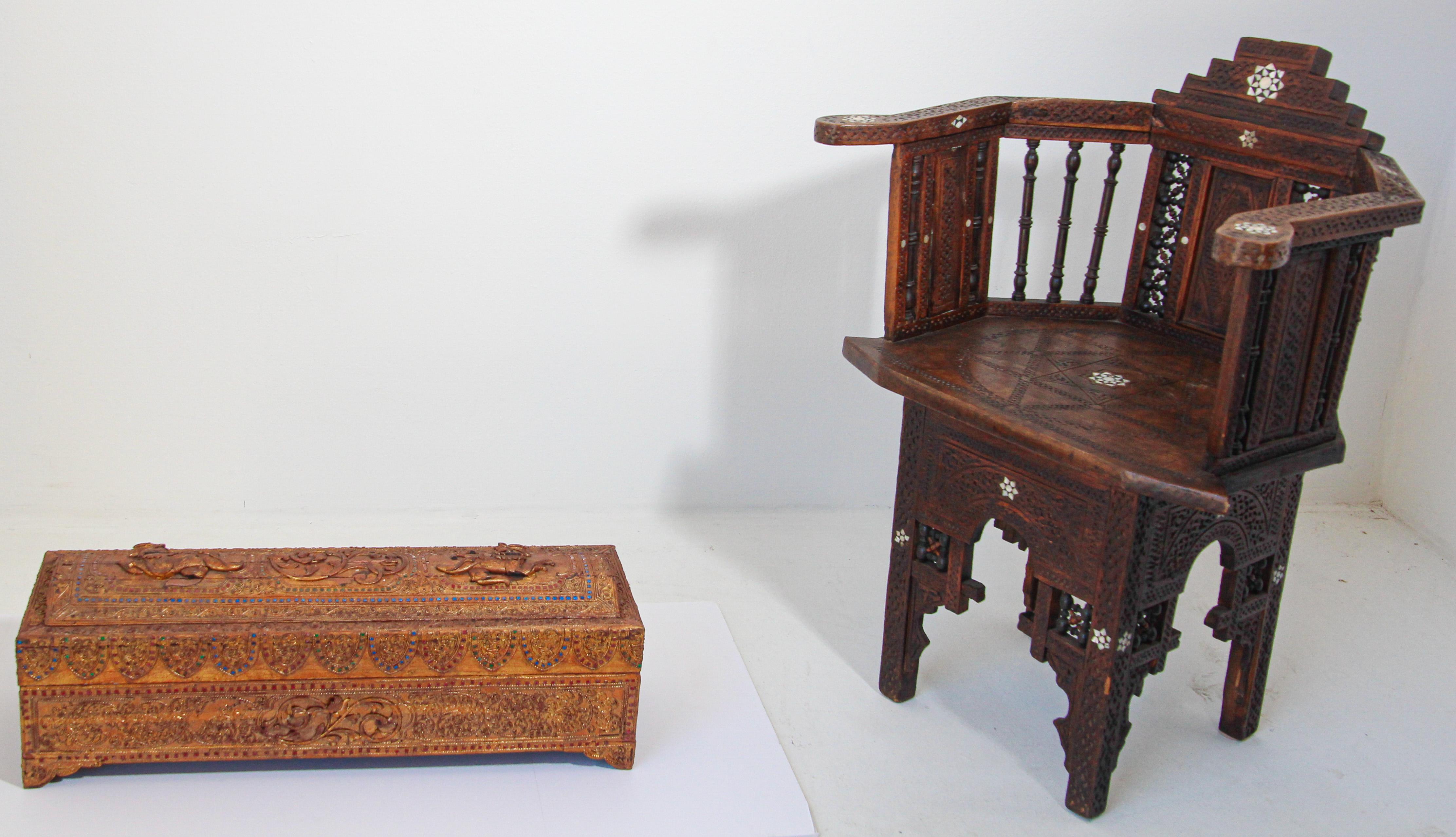 Boîte de rangement pour manuscrits en bois laqué doré de Birmanie 19ème siècle en vente 4