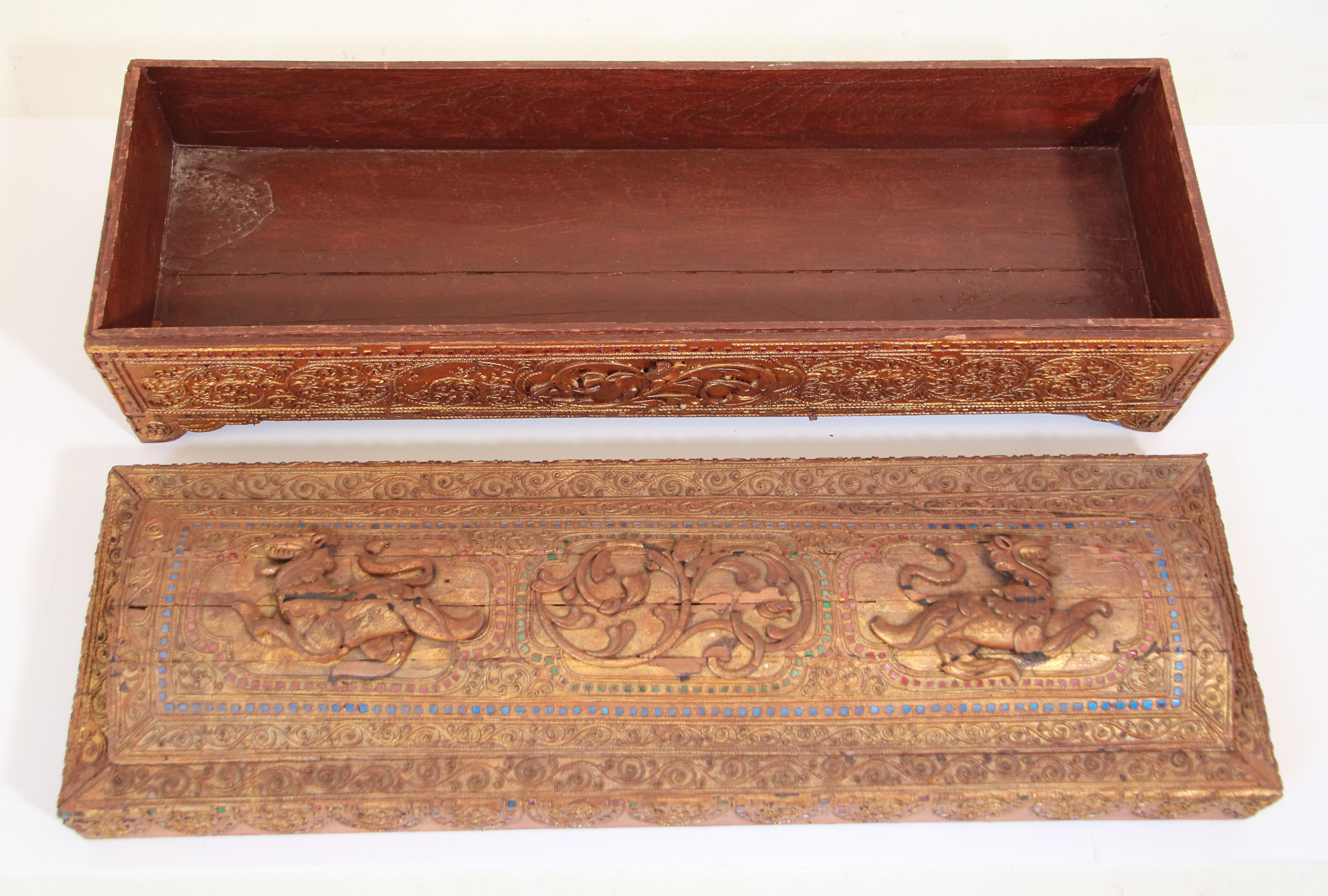 Boîte de rangement pour manuscrits en bois laqué doré de Birmanie 19ème siècle en vente 5